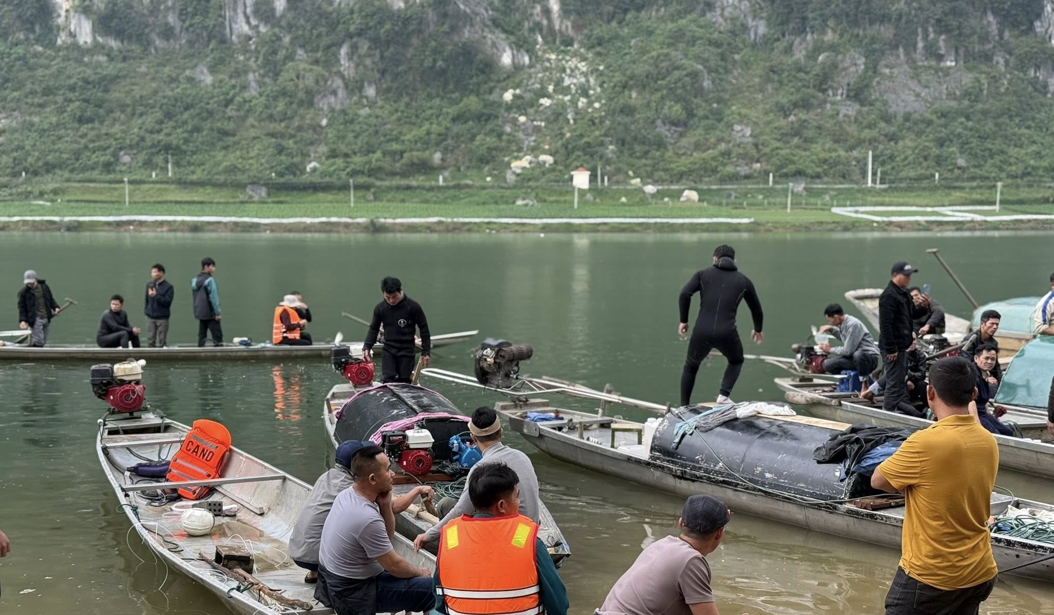 Vụ ch&igrave;m thuyền chở 7 người ở Quảng Trị: Đ&atilde; t&igrave;m thấy thi thể 2 nạn nh&acirc;n mất t&iacute;ch- Ảnh 2.