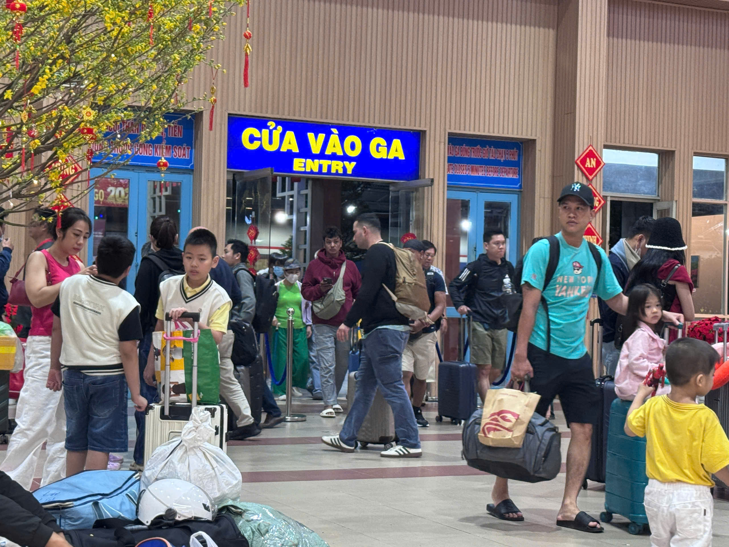 Ga tàu tấp nập người về TP.HCM, sân bay Tân Sơn Nhất đón lượng khách lớn- Ảnh 2. Ga tàu tấp nập người về TP.HCM, sân bay Tân Sơn Nhất đón lượng khách lớn- Ảnh 2.