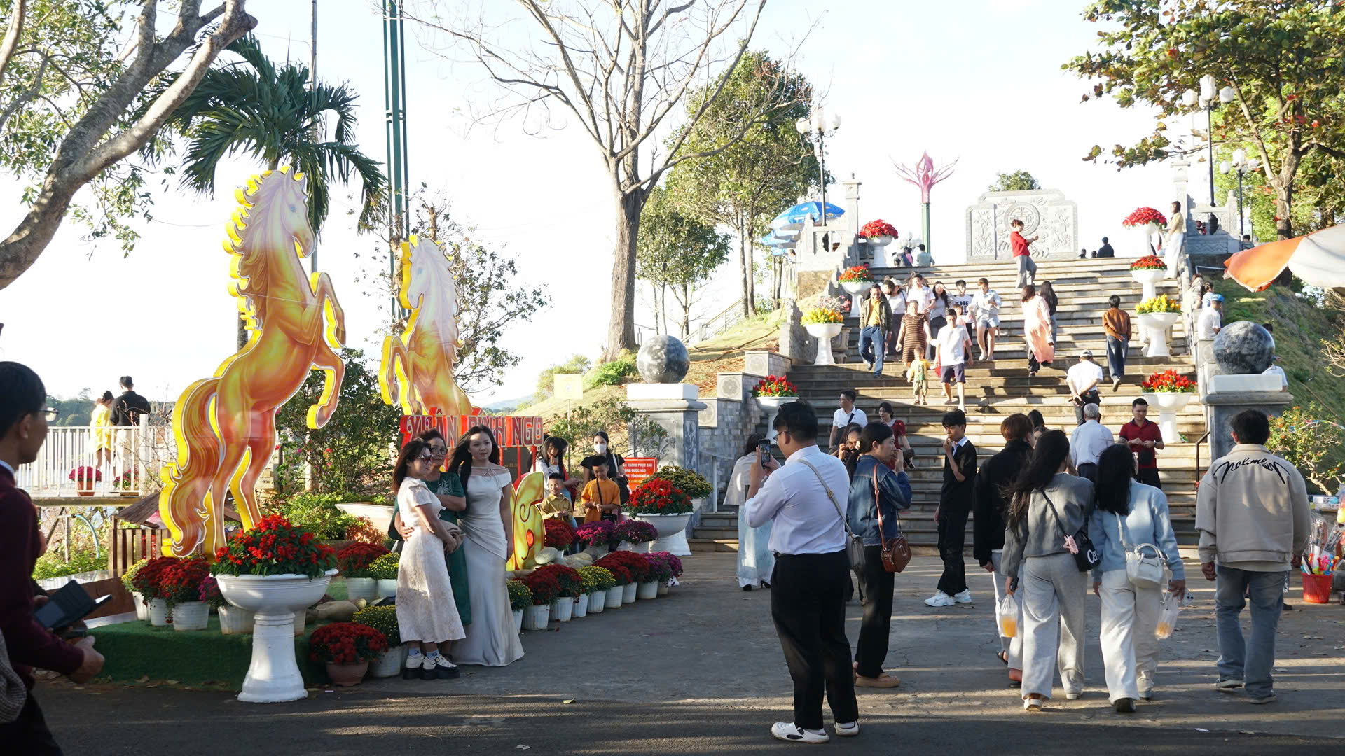 Tấp nập khách du Xuân thắng cảnh "đôi mắt Pleiku"- Ảnh 3. Tấp nập khách du Xuân thắng cảnh "đôi mắt Pleiku"- Ảnh 3.