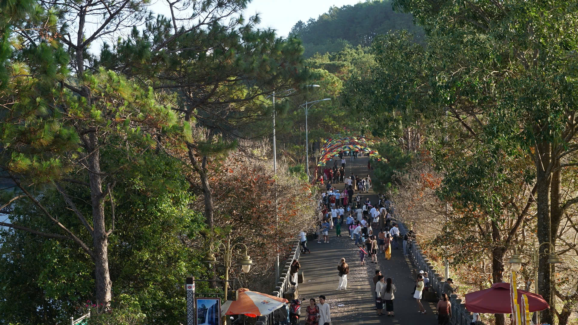 Tấp nập khách du Xuân thắng cảnh "đôi mắt Pleiku"- Ảnh 8. Tấp nập khách du Xuân thắng cảnh "đôi mắt Pleiku"- Ảnh 8.
