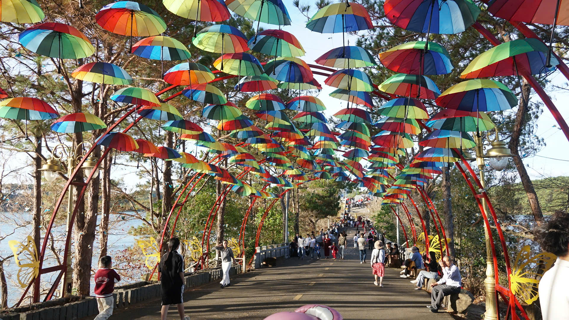 Tấp nập khách du Xuân thắng cảnh "đôi mắt Pleiku"- Ảnh 7. Tấp nập khách du Xuân thắng cảnh "đôi mắt Pleiku"- Ảnh 7.