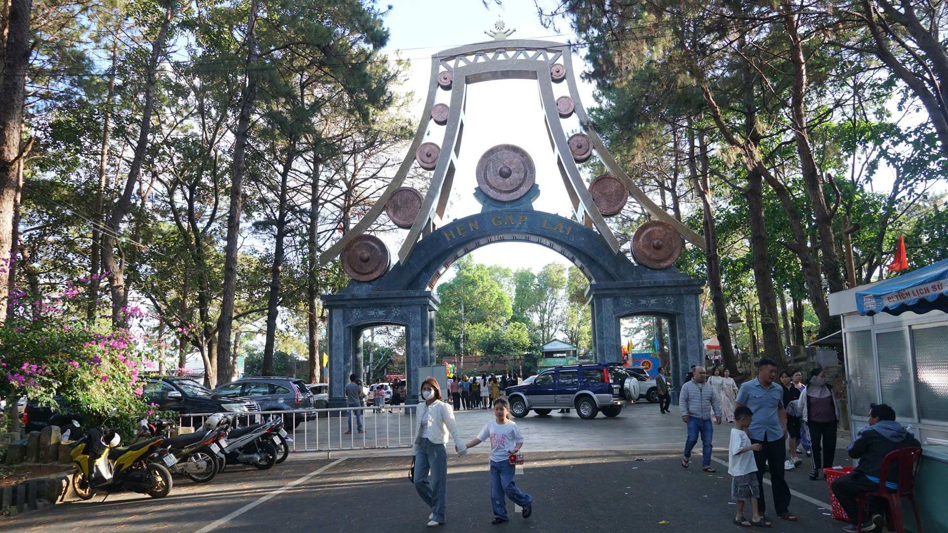 Tấp nập khách du Xuân thắng cảnh "đôi mắt Pleiku"- Ảnh 9. Tấp nập khách du Xuân thắng cảnh "đôi mắt Pleiku"- Ảnh 9.