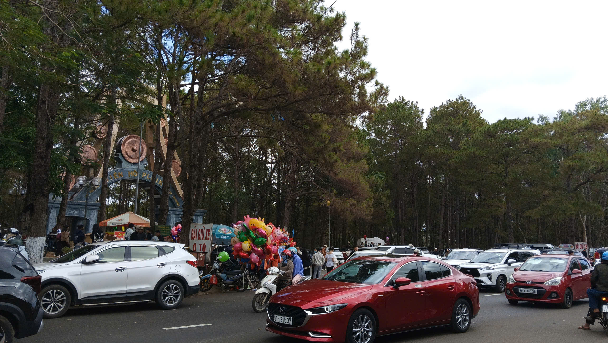 Tấp nập khách du Xuân thắng cảnh "đôi mắt Pleiku"- Ảnh 10. Tấp nập khách du Xuân thắng cảnh "đôi mắt Pleiku"- Ảnh 10.