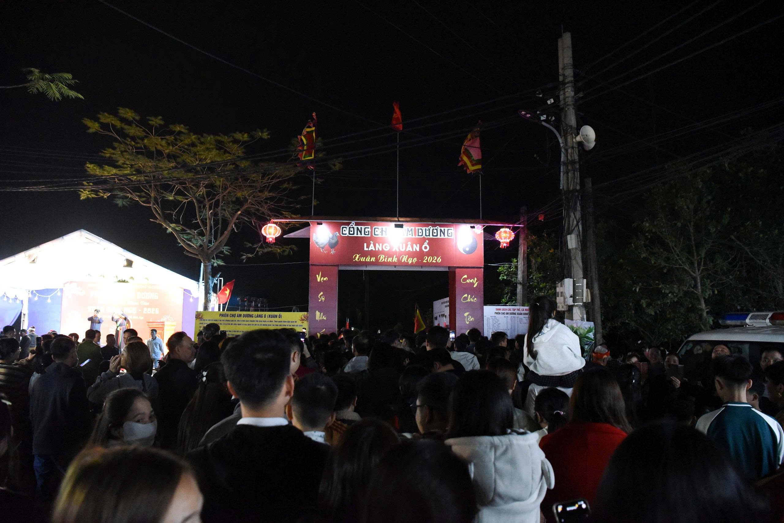 C&oacute; g&igrave; b&ecirc;n trong chợ &Acirc;m Dương, mỗi năm họp một phi&ecirc;n ở Bắc Ninh?- Ảnh 1.