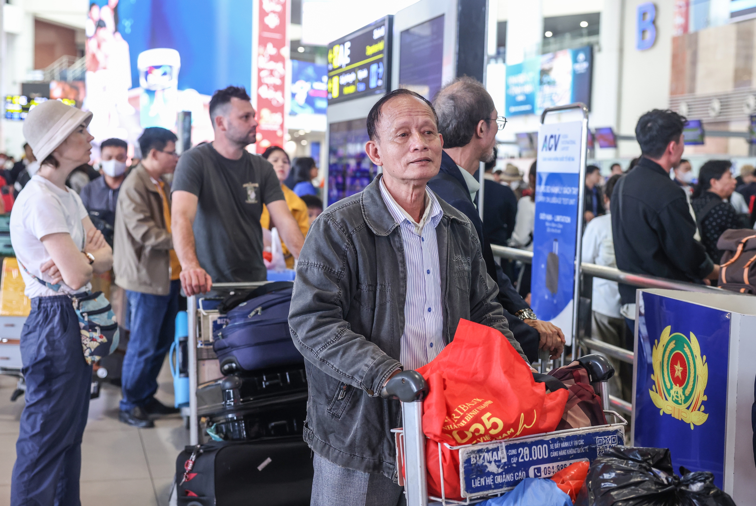 Gần 114.000 lượt khách qua sân bay Nội Bài trong ngày mùng 5 Tết- Ảnh 6. Gần 114.000 lượt khách qua sân bay Nội Bài trong ngày mùng 5 Tết- Ảnh 6.