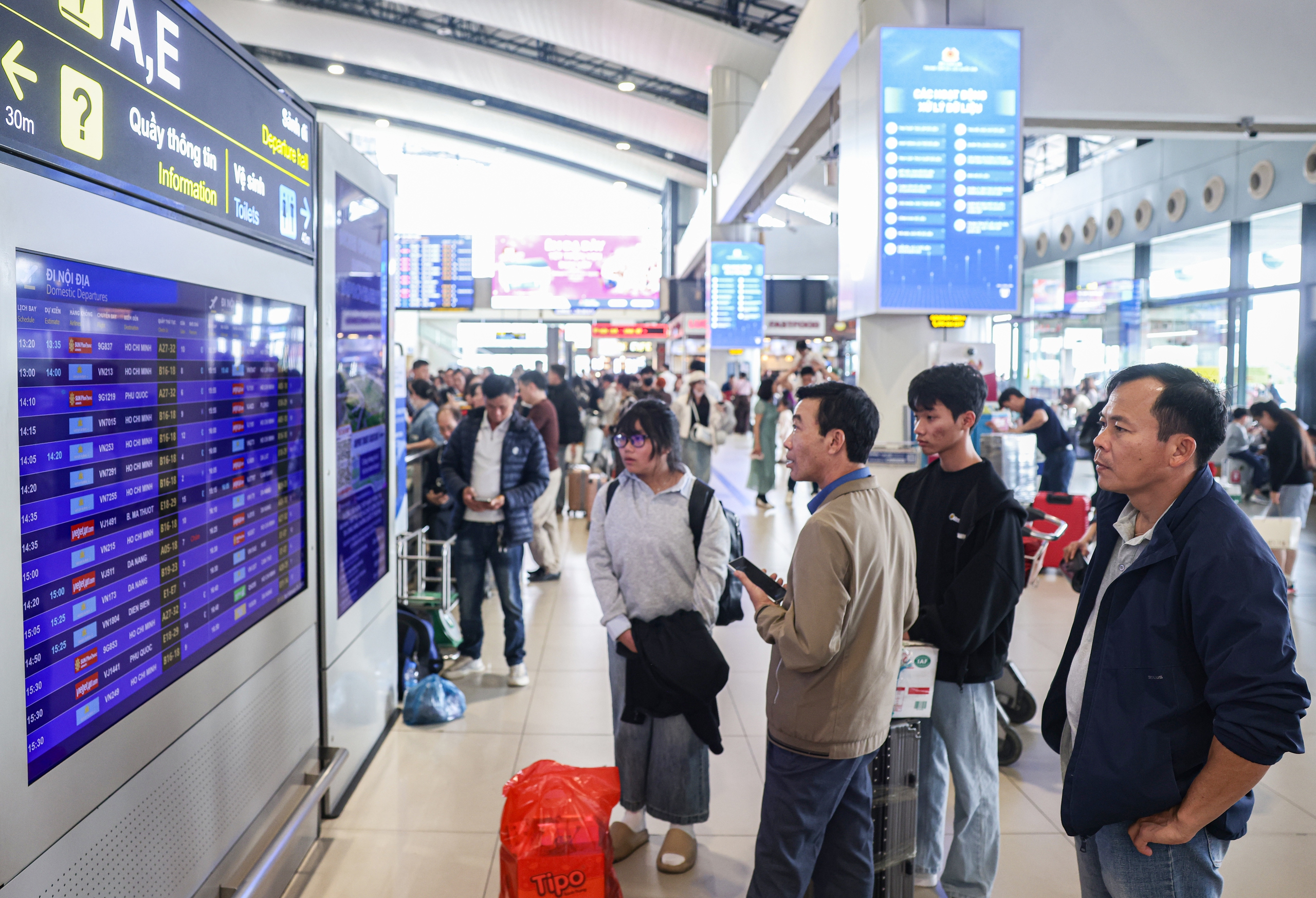 Gần 114.000 lượt khách qua sân bay Nội Bài trong ngày mùng 5 Tết- Ảnh 7. Gần 114.000 lượt khách qua sân bay Nội Bài trong ngày mùng 5 Tết- Ảnh 7.