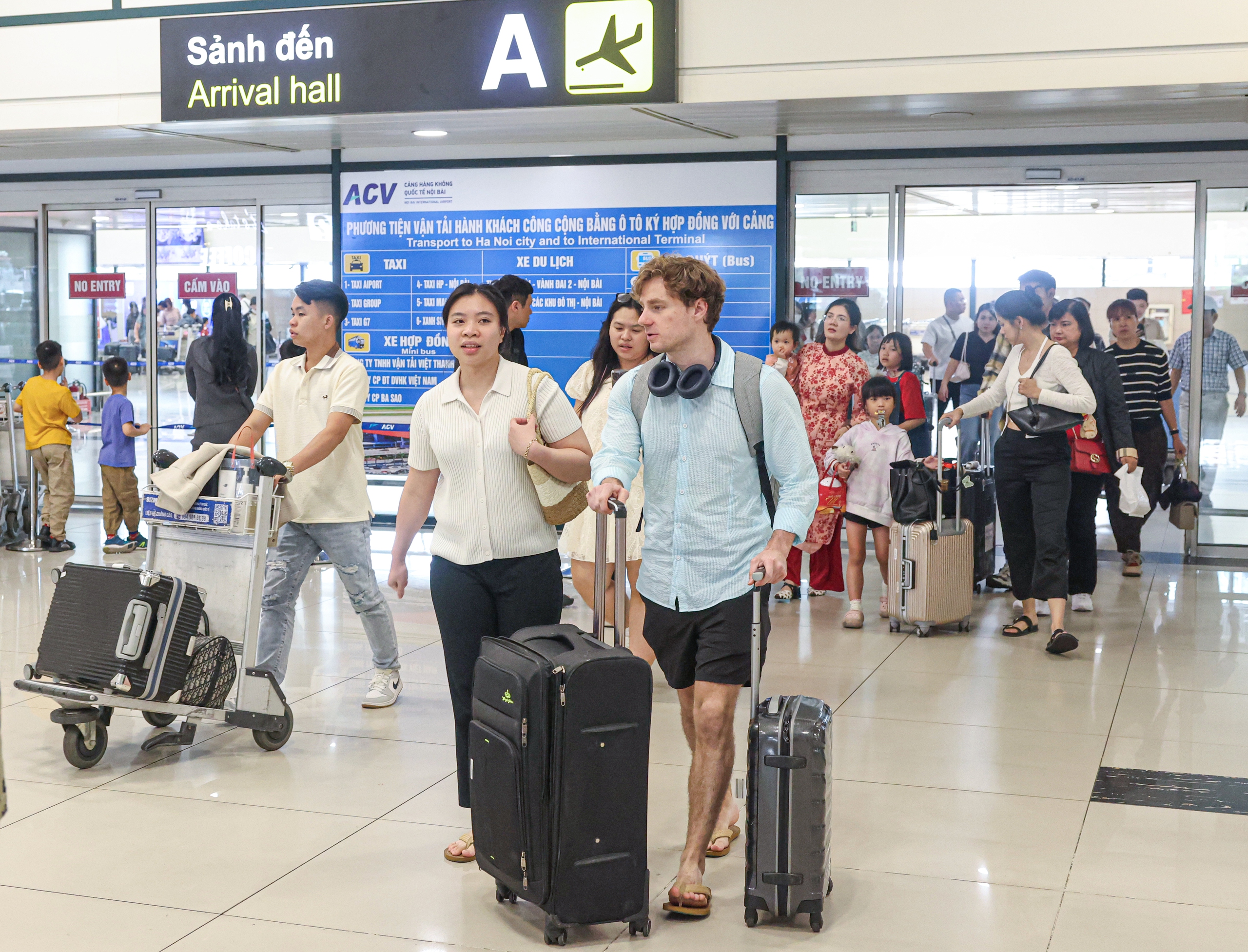 Gần 114.000 lượt khách qua sân bay Nội Bài trong ngày mùng 5 Tết- Ảnh 12. Gần 114.000 lượt khách qua sân bay Nội Bài trong ngày mùng 5 Tết- Ảnh 12.