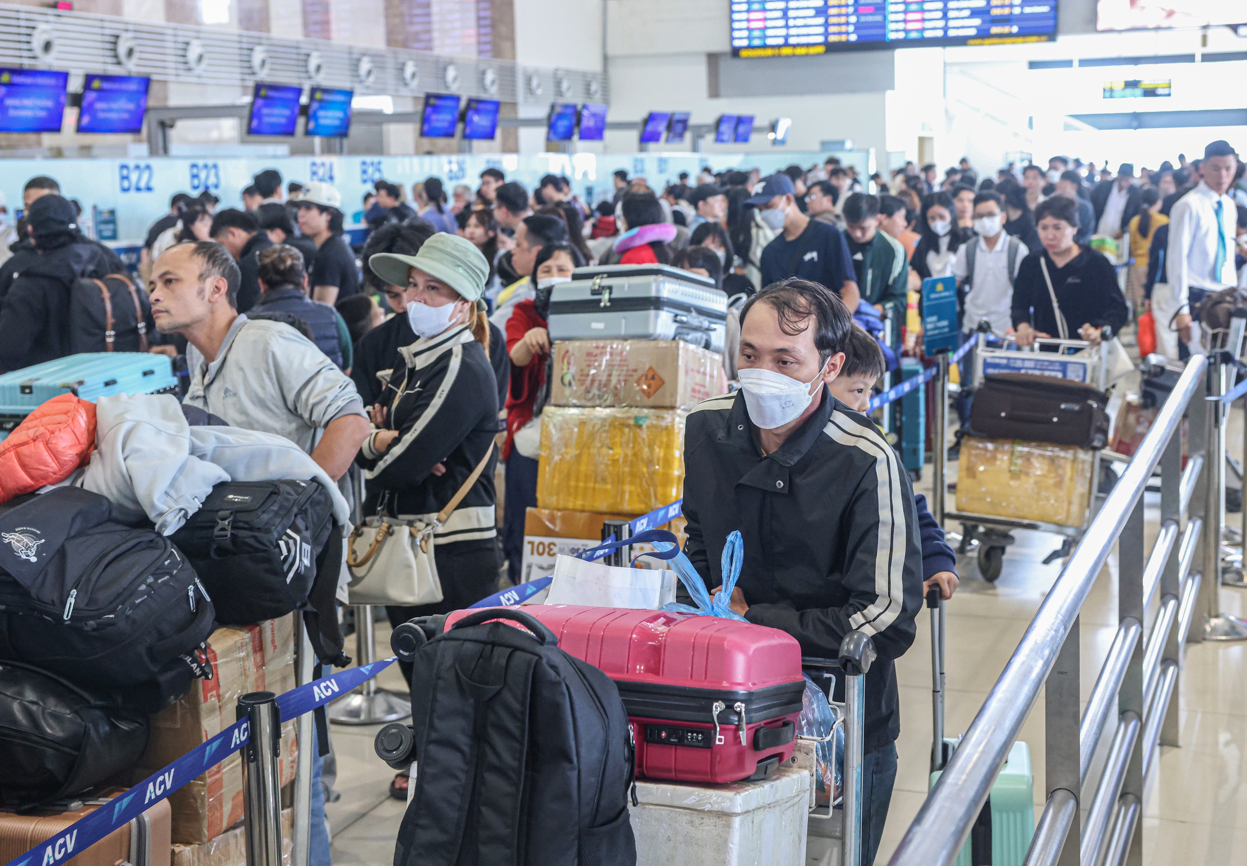 Gần 114.000 lượt khách qua sân bay Nội Bài trong ngày mùng 5 Tết- Ảnh 4. Gần 114.000 lượt khách qua sân bay Nội Bài trong ngày mùng 5 Tết- Ảnh 4.