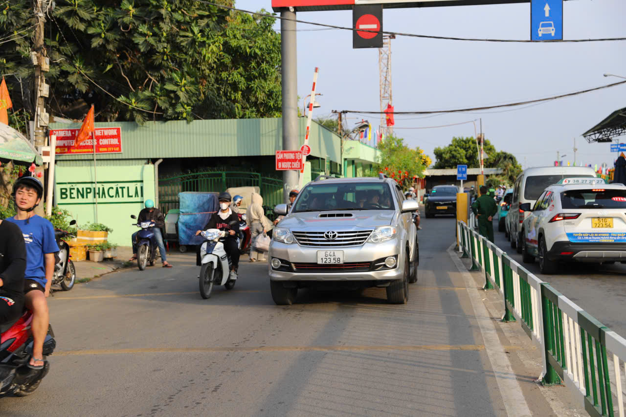 Người d&acirc;n đổ về TP.HCM sau kỳ nghỉ Tết, cửa ng&otilde; đ&ocirc;ng đ&uacute;c chiều m&ugrave;ng 5- Ảnh 12.