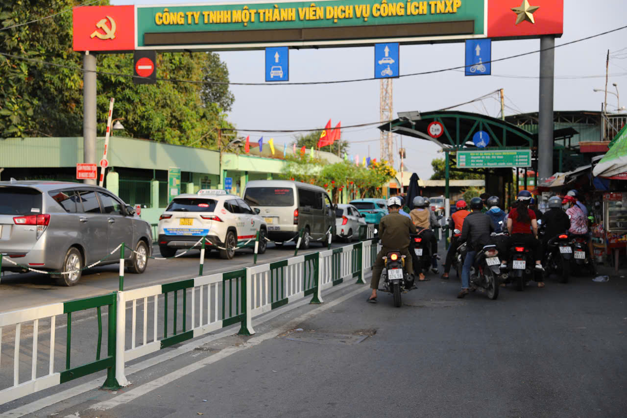Người d&acirc;n đổ về TP.HCM sau kỳ nghỉ Tết, cửa ng&otilde; đ&ocirc;ng đ&uacute;c chiều m&ugrave;ng 5- Ảnh 11.