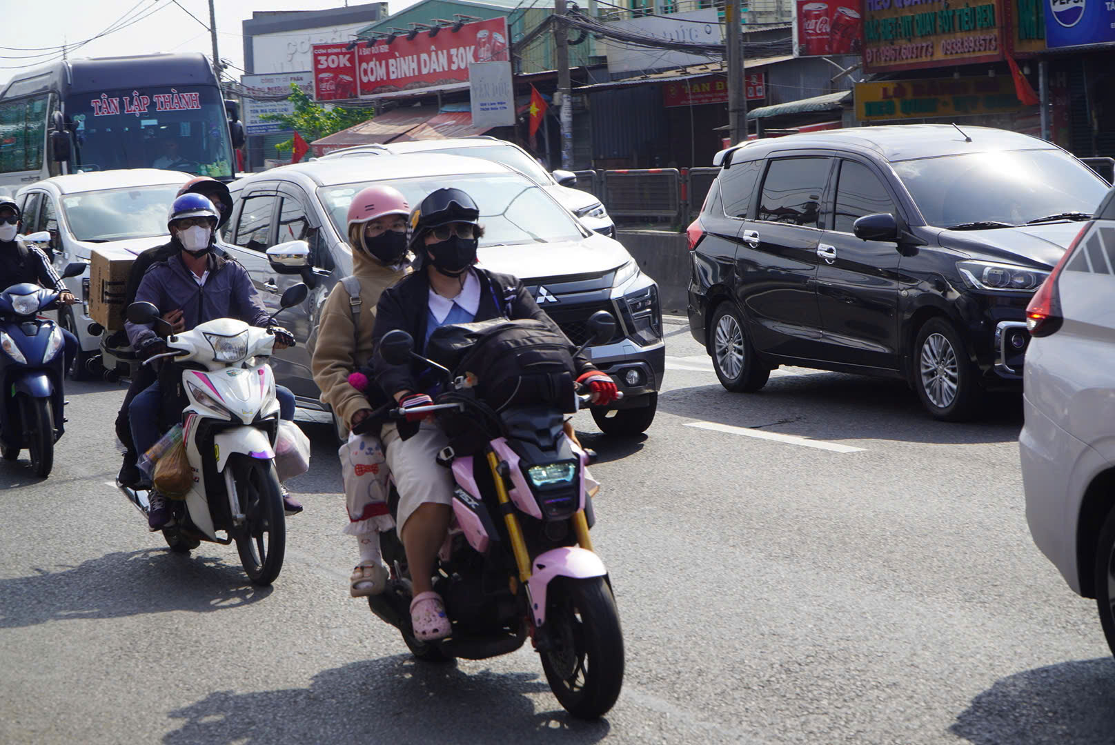 Người d&acirc;n đổ về TP.HCM sau kỳ nghỉ Tết, cửa ng&otilde; đ&ocirc;ng đ&uacute;c chiều m&ugrave;ng 5- Ảnh 2.