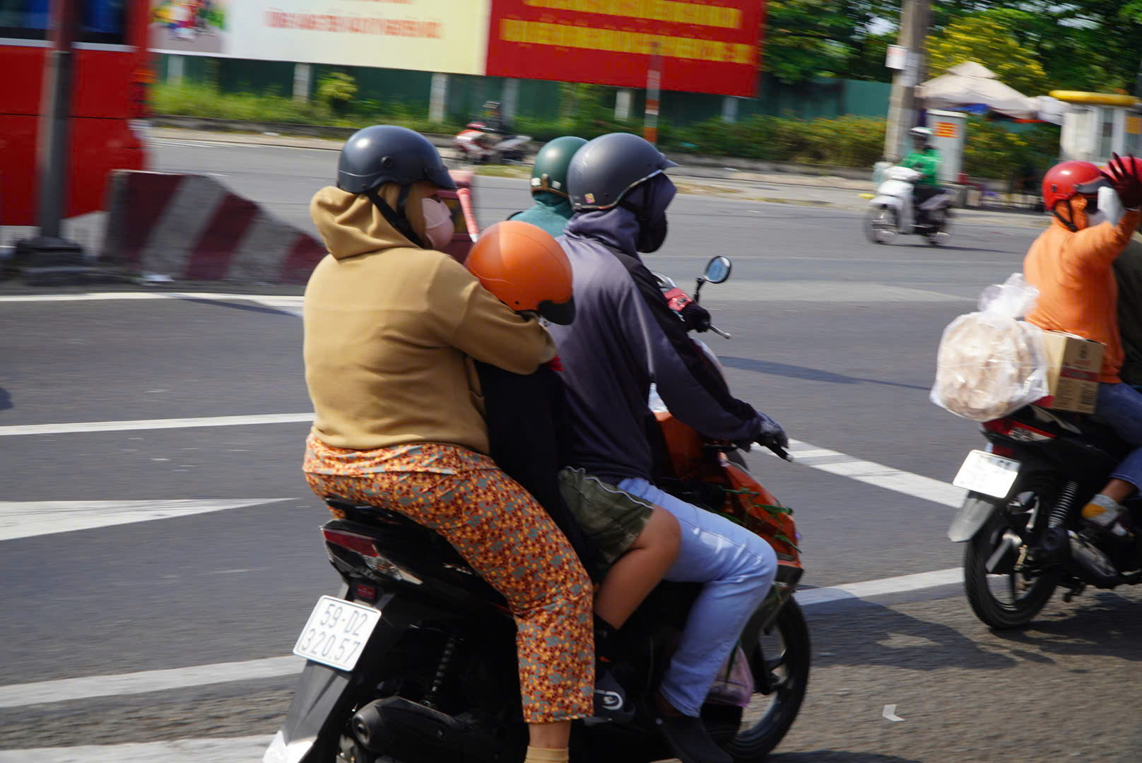 Người d&acirc;n đổ về TP.HCM sau kỳ nghỉ Tết, cửa ng&otilde; đ&ocirc;ng đ&uacute;c chiều m&ugrave;ng 5- Ảnh 4.