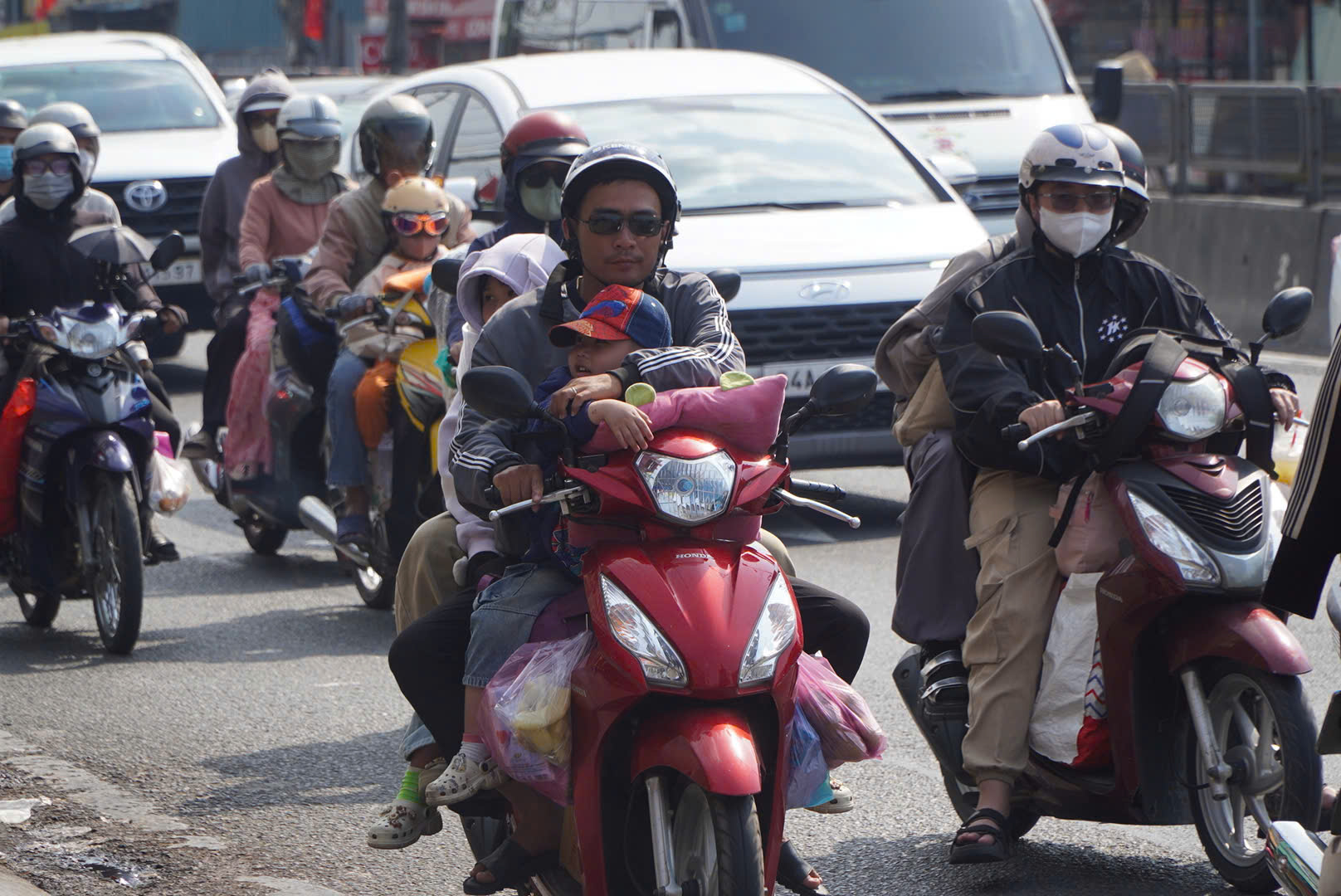 Người d&acirc;n đổ về TP.HCM sau kỳ nghỉ Tết, cửa ng&otilde; đ&ocirc;ng đ&uacute;c chiều m&ugrave;ng 5- Ảnh 3.