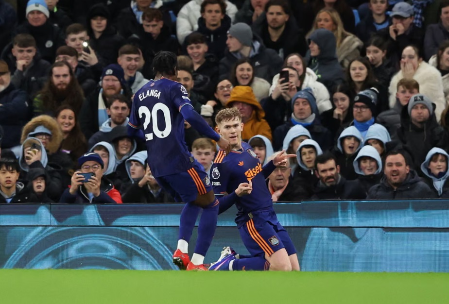 Đ&aacute;nh bại Newcastle, Man City r&uacute;t ngắn c&aacute;ch biệt với Arsenal- Ảnh 2.