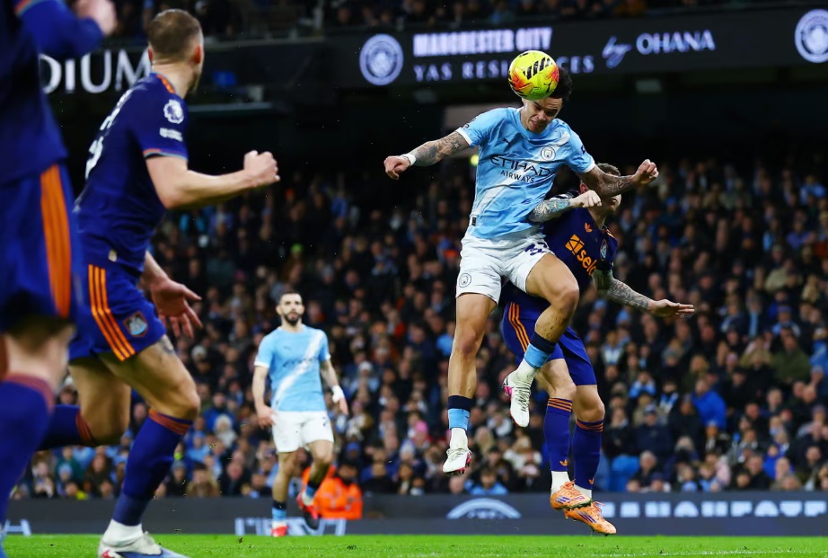 Đ&aacute;nh bại Newcastle, Man City r&uacute;t ngắn c&aacute;ch biệt với Arsenal- Ảnh 3.