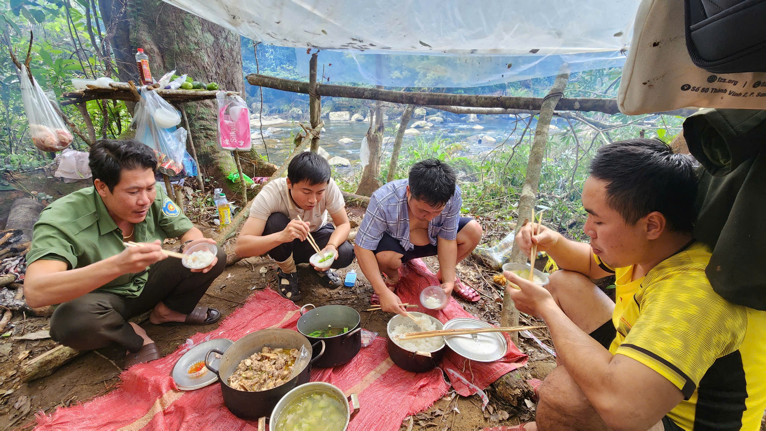 Bữa cơm Tết giản dị của người giữ rừng T&acirc;y Nguy&ecirc;n- Ảnh 5.