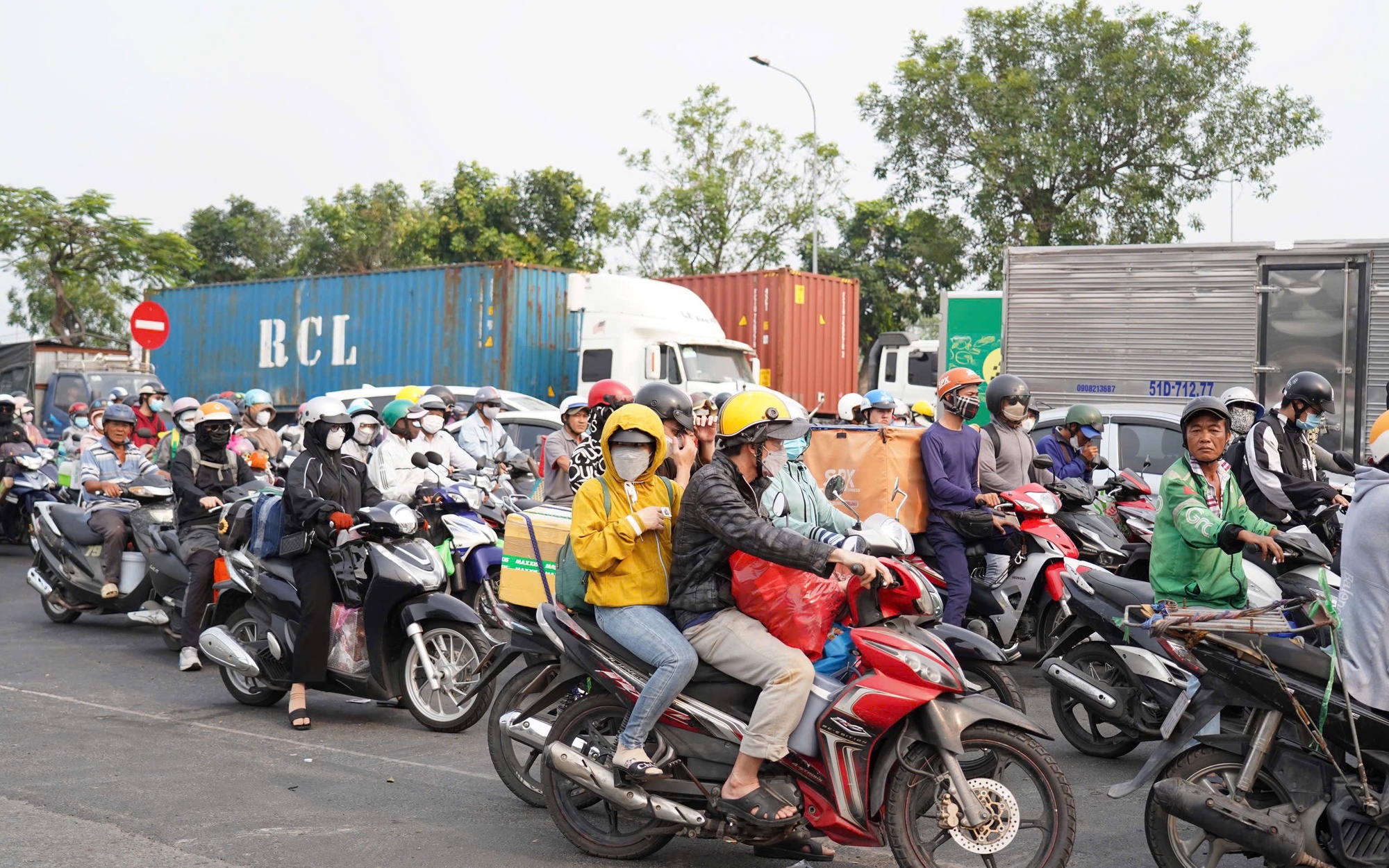 M&ugrave;ng 5 Tết, s&acirc;n bay T&acirc;n Sơn Nhất phục vụ gần 170.000 kh&aacute;ch, giao th&ocirc;ng 'n&oacute;ng' trở lại