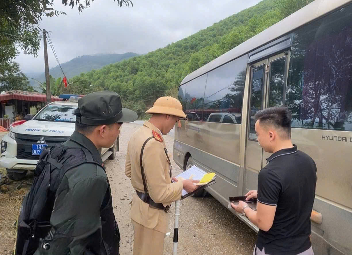 Phú Thọ: 12 xe khách chở quá số người bị xử phạt ngày mùng 5 Tết- Ảnh 1. Phú Thọ: 12 xe khách chở quá số người bị xử phạt ngày mùng 5 Tết- Ảnh 1.