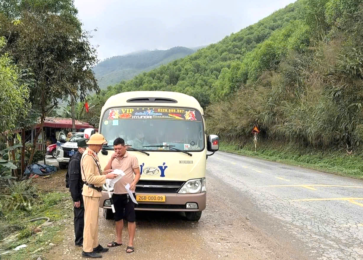 Phú Thọ: 12 xe khách chở quá số người bị xử phạt ngày mùng 5 Tết- Ảnh 2. Phú Thọ: 12 xe khách chở quá số người bị xử phạt ngày mùng 5 Tết- Ảnh 2.