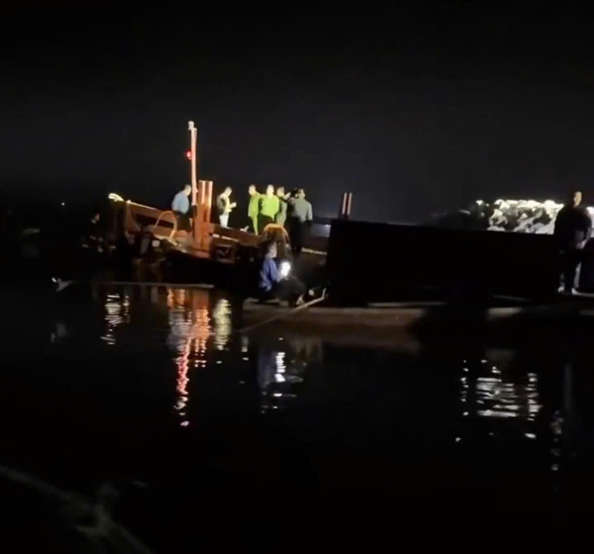 Xuyên đêm tìm kiếm 6 người mất tích trong vụ lật tàu trên hồ Thác Bà ở Lào Cai- Ảnh 6. Xuyên đêm tìm kiếm 6 người mất tích trong vụ lật tàu trên hồ Thác Bà ở Lào Cai- Ảnh 6.