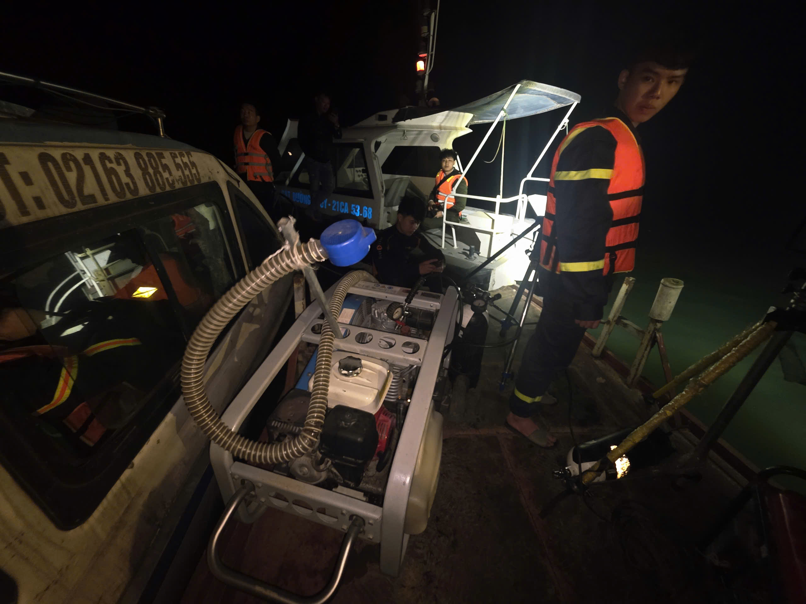 Xuyên đêm tìm kiếm 6 người mất tích trong vụ lật tàu trên hồ Thác Bà ở Lào Cai- Ảnh 12. Xuyên đêm tìm kiếm 6 người mất tích trong vụ lật tàu trên hồ Thác Bà ở Lào Cai- Ảnh 12.