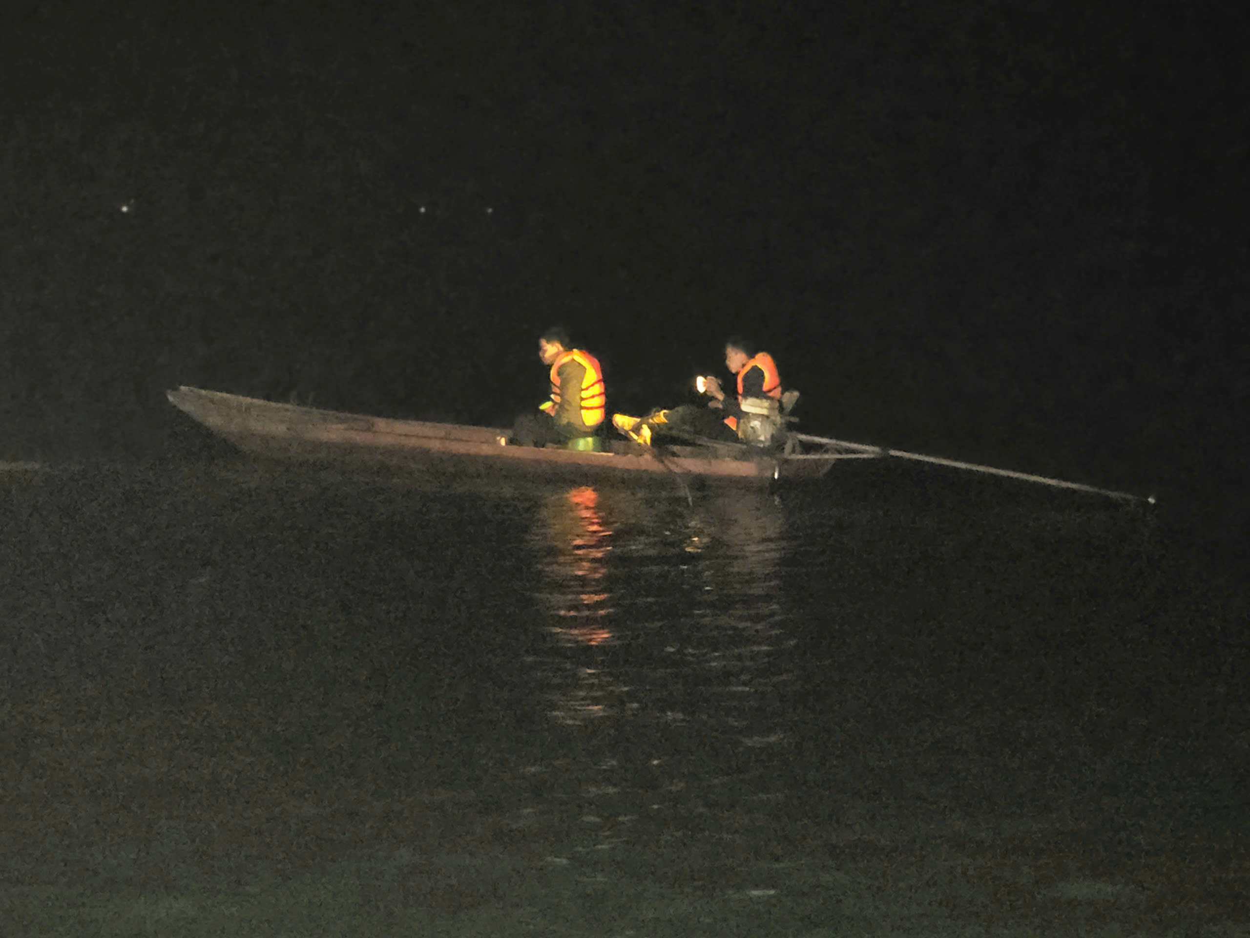 Xuyên đêm tìm kiếm 6 người mất tích trong vụ lật tàu trên hồ Thác Bà ở Lào Cai- Ảnh 1. Xuyên đêm tìm kiếm 6 người mất tích trong vụ lật tàu trên hồ Thác Bà ở Lào Cai- Ảnh 1.