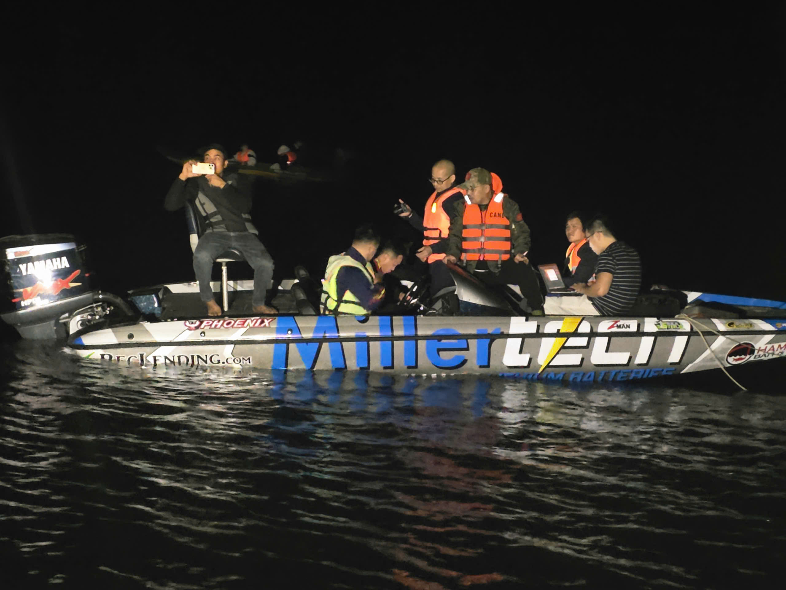 Xuyên đêm tìm kiếm 6 người mất tích trong vụ lật tàu trên hồ Thác Bà ở Lào Cai- Ảnh 2. Xuyên đêm tìm kiếm 6 người mất tích trong vụ lật tàu trên hồ Thác Bà ở Lào Cai- Ảnh 2.
