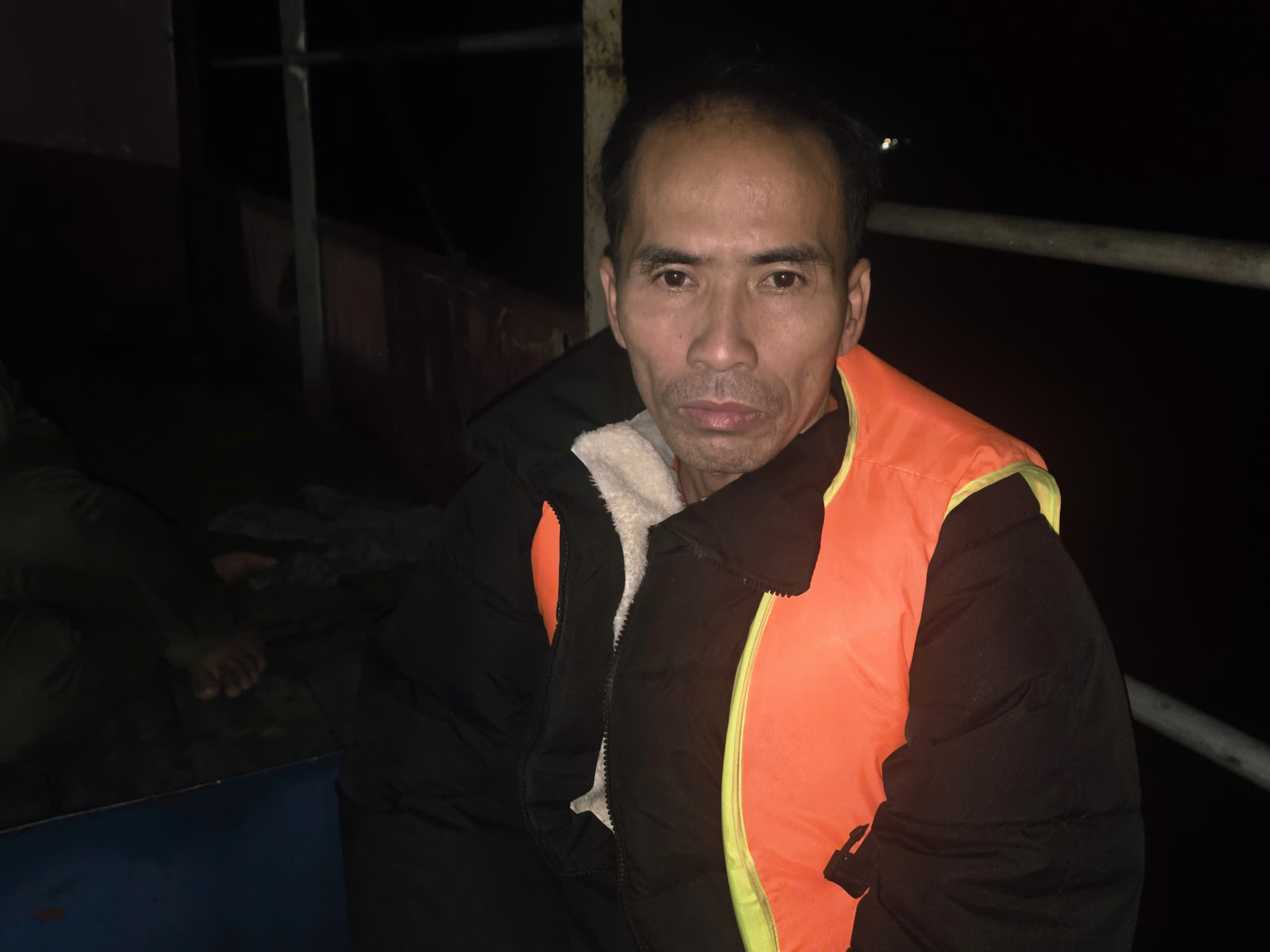 Xuyên đêm tìm kiếm 6 người mất tích trong vụ lật tàu trên hồ Thác Bà ở Lào Cai- Ảnh 9. Xuyên đêm tìm kiếm 6 người mất tích trong vụ lật tàu trên hồ Thác Bà ở Lào Cai- Ảnh 9.