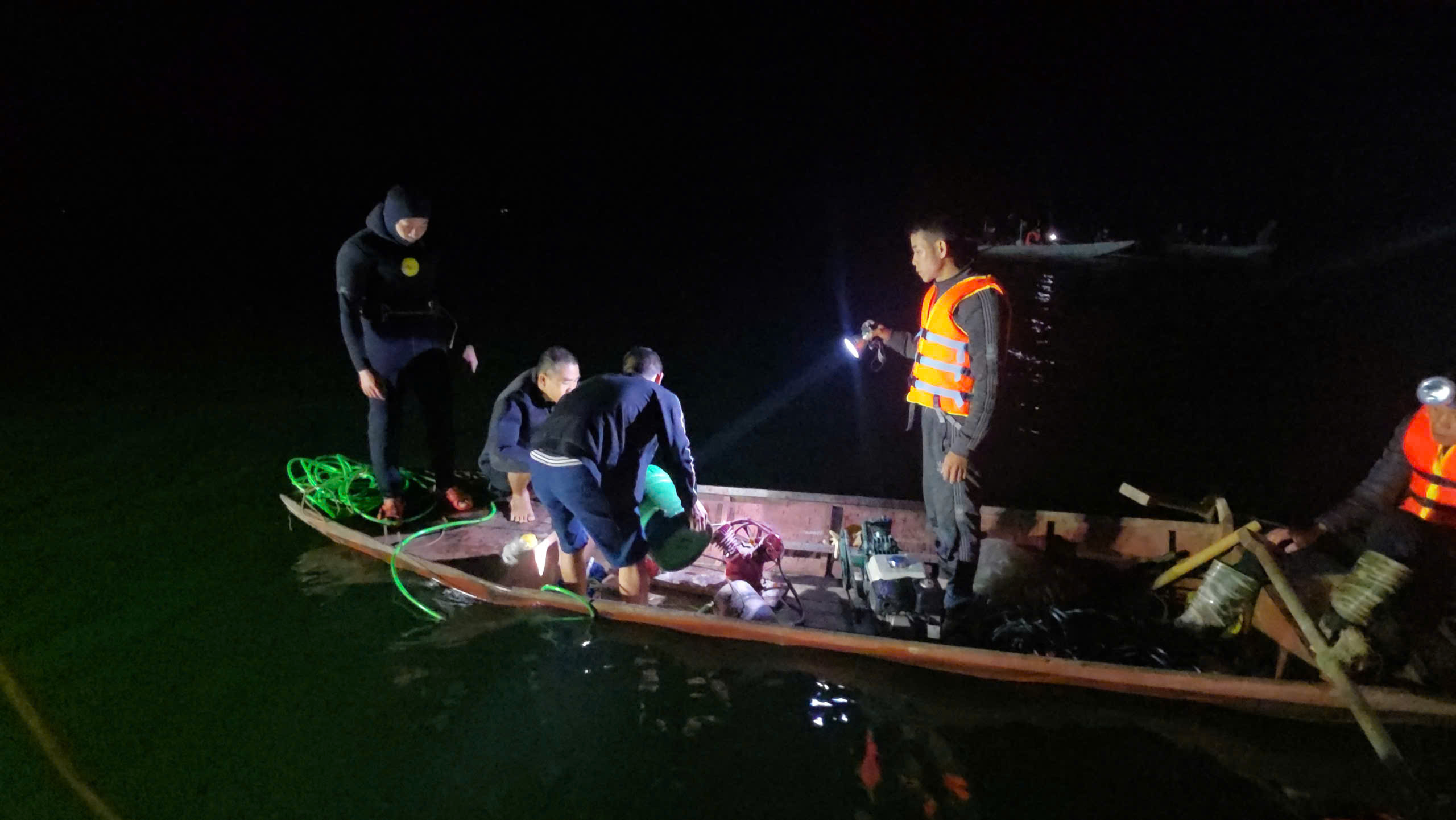 Xuyên đêm tìm kiếm 6 người mất tích trong vụ lật tàu trên hồ Thác Bà ở Lào Cai- Ảnh 14. Xuyên đêm tìm kiếm 6 người mất tích trong vụ lật tàu trên hồ Thác Bà ở Lào Cai- Ảnh 14.