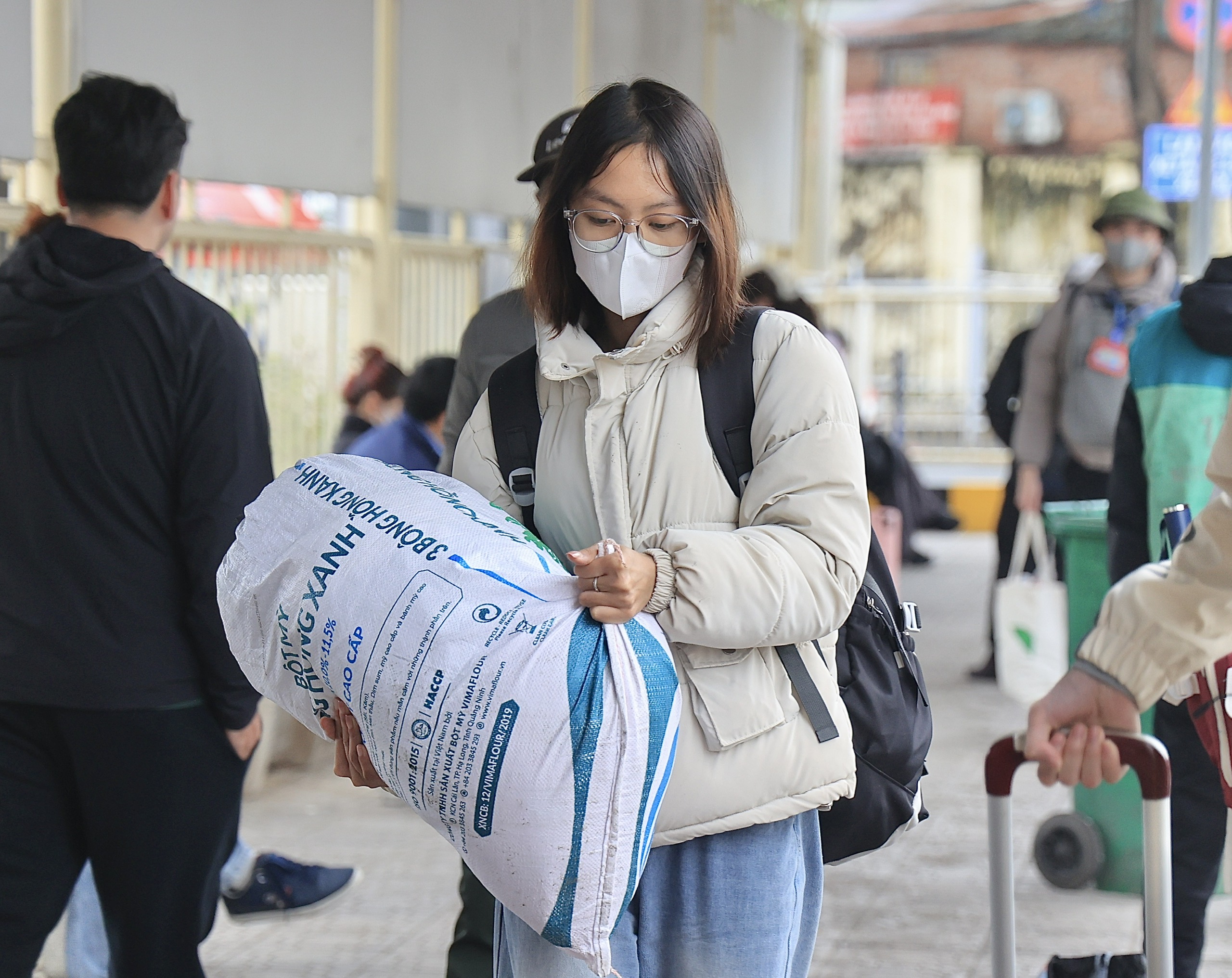 Người dân đội mưa gió hối hả trở lại Thủ đô chiều mùng 6 Tết- Ảnh 5. Người dân đội mưa gió hối hả trở lại Thủ đô chiều mùng 6 Tết- Ảnh 5.