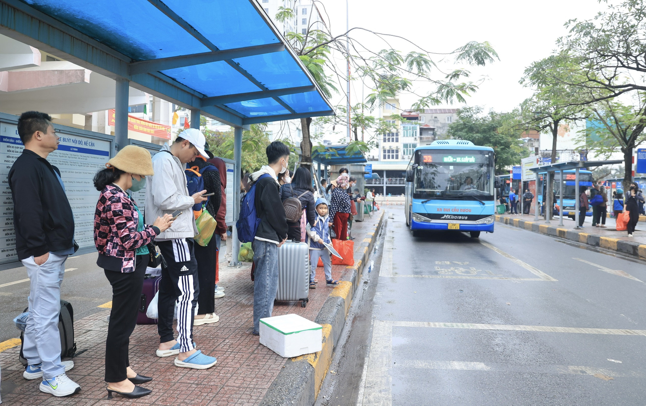 Người dân đội mưa gió hối hả trở lại Thủ đô chiều mùng 6 Tết- Ảnh 10. Người dân đội mưa gió hối hả trở lại Thủ đô chiều mùng 6 Tết- Ảnh 10.