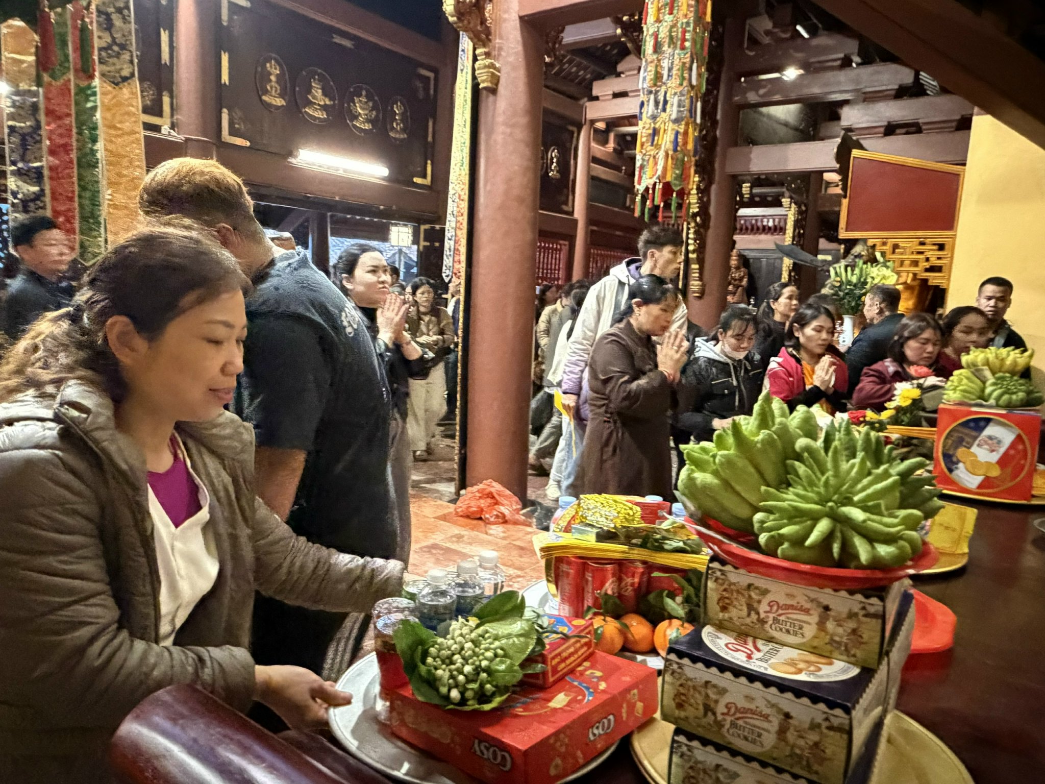 Du khách thập phương đổ về từ sớm tinh mơ ngày khai hội Chùa Hương 2026- Ảnh 5. Du khách thập phương đổ về từ sớm tinh mơ ngày khai hội Chùa Hương 2026- Ảnh 5.