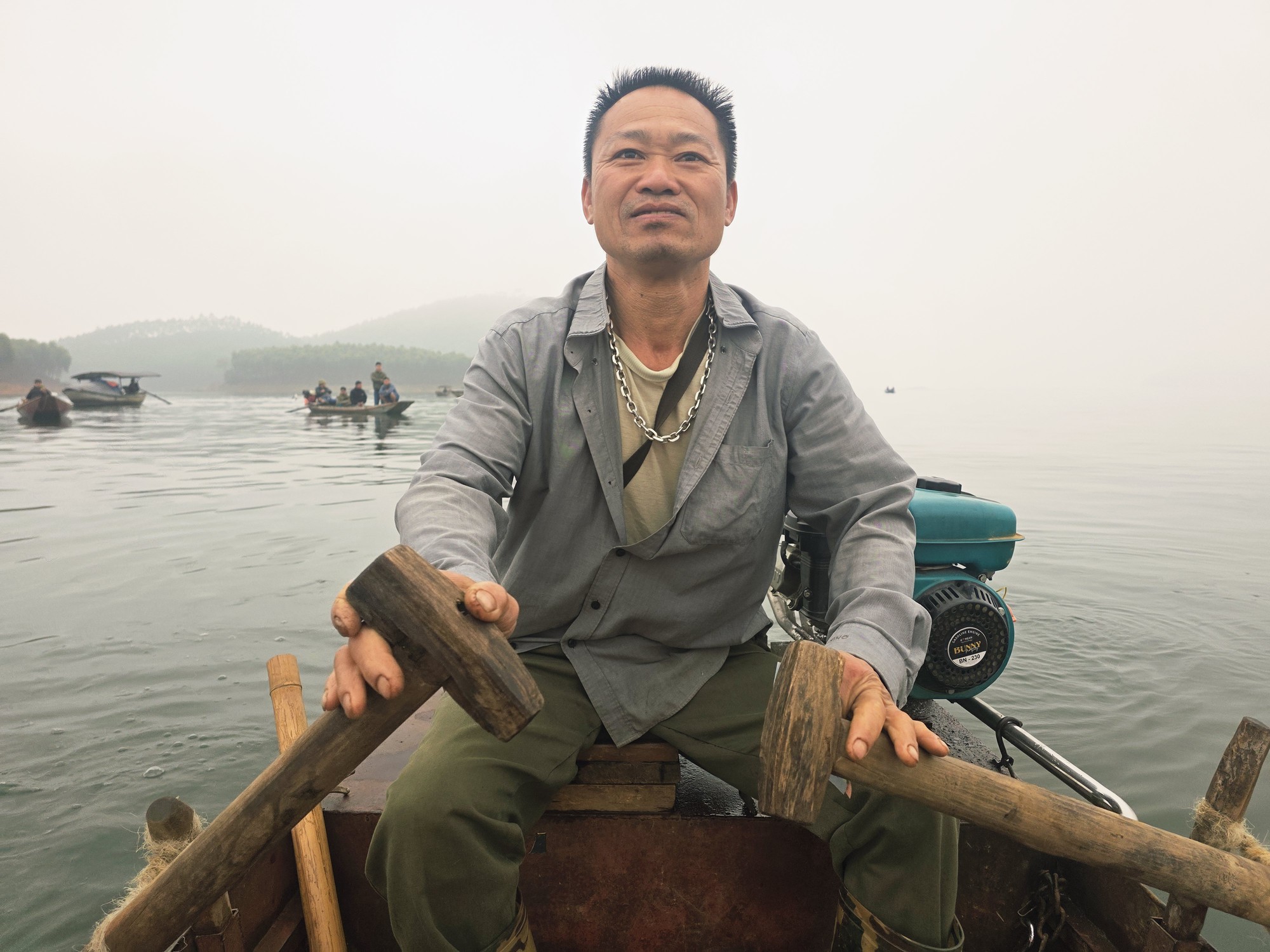 Giữa đêm, người đàn ông mưu sinh bên hồ Thác Bà dũng cảm cứu 6 người thoát nạn- Ảnh 1. Giữa đêm, người đàn ông mưu sinh bên hồ Thác Bà dũng cảm cứu 6 người thoát nạn- Ảnh 1.