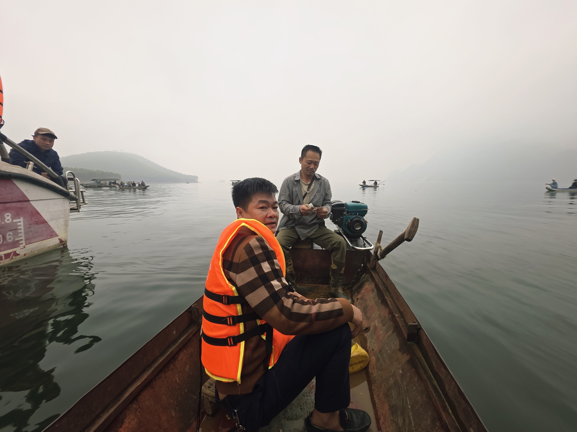 Giữa đêm, người đàn ông mưu sinh bên hồ Thác Bà dũng cảm cứu 6 người thoát nạn- Ảnh 3. Giữa đêm, người đàn ông mưu sinh bên hồ Thác Bà dũng cảm cứu 6 người thoát nạn- Ảnh 3.