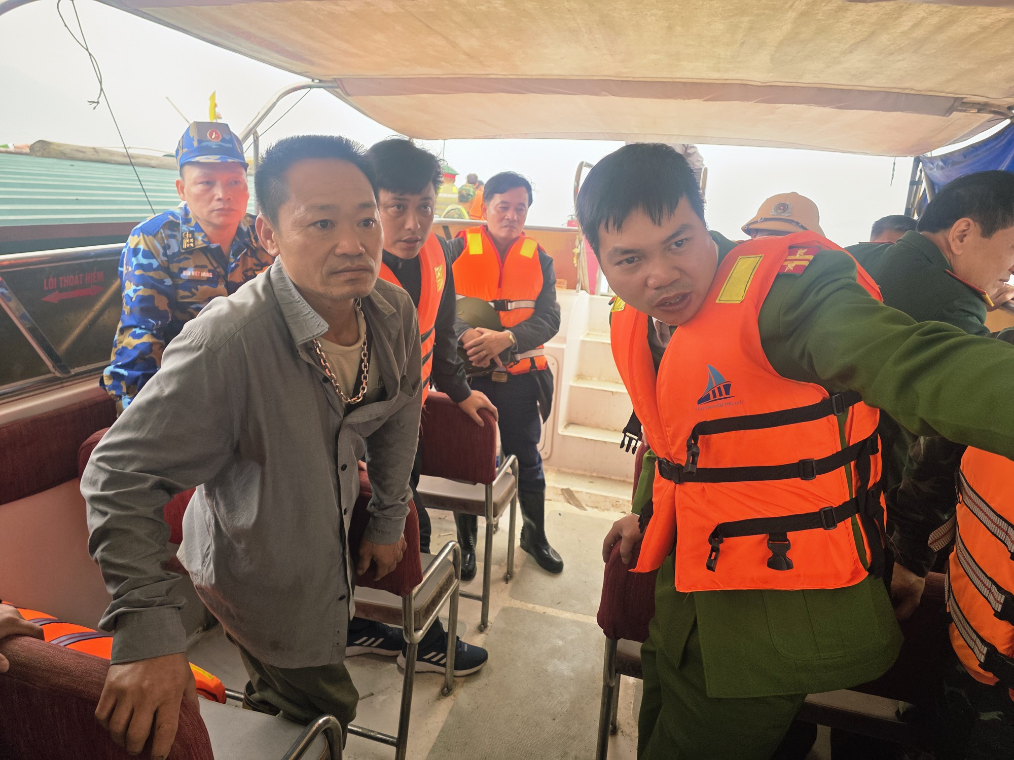 Giữa đ&ecirc;m, người đ&agrave;n &ocirc;ng mưu sinh b&ecirc;n hồ Th&aacute;c B&agrave; dũng cảm cứu 6 người tho&aacute;t nạn- Ảnh 4.