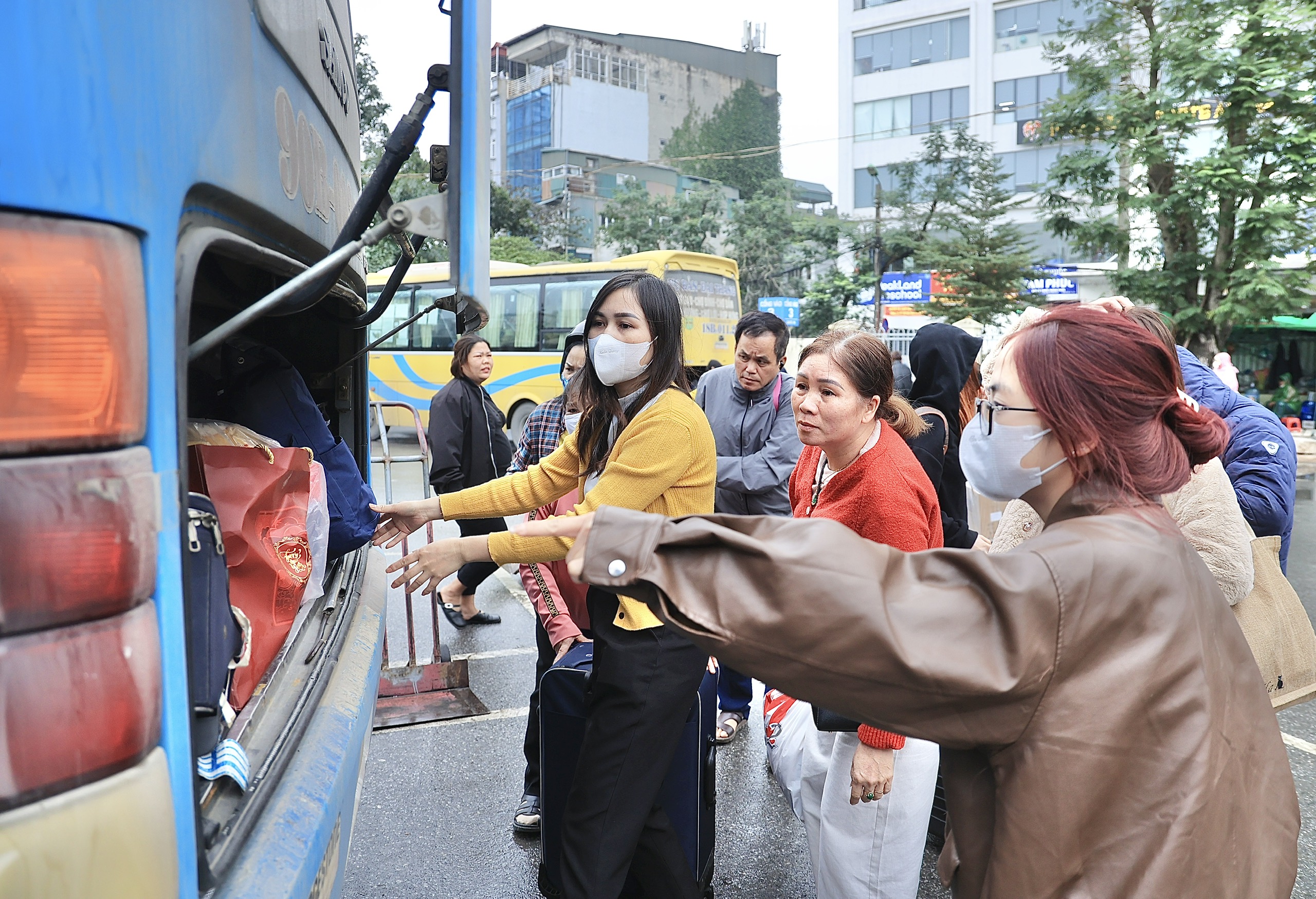 Người dân đội mưa gió hối hả trở lại Thủ đô chiều mùng 6 Tết- Ảnh 2. Người dân đội mưa gió hối hả trở lại Thủ đô chiều mùng 6 Tết- Ảnh 2.