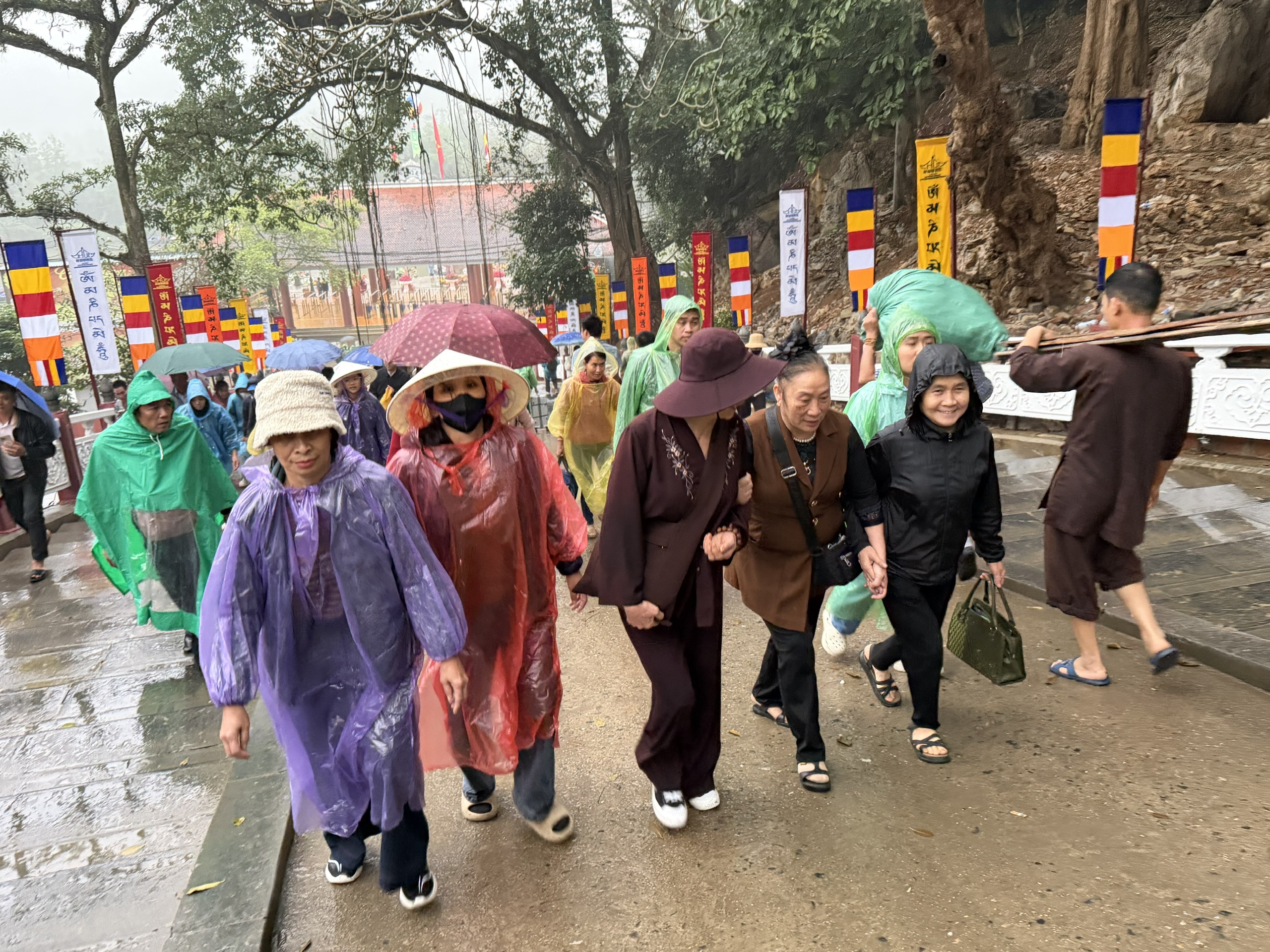 Du khách thập phương đổ về từ sớm tinh mơ ngày khai hội Chùa Hương 2026- Ảnh 4. Du khách thập phương đổ về từ sớm tinh mơ ngày khai hội Chùa Hương 2026- Ảnh 4.