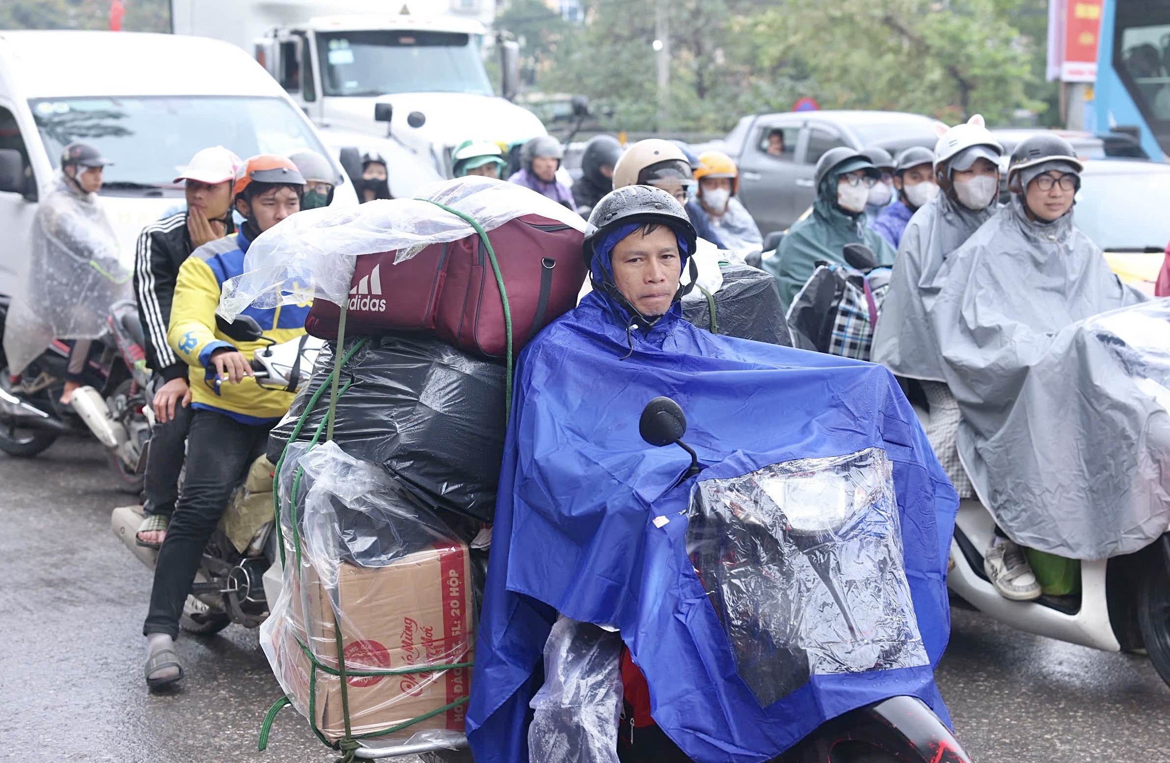 Dòng người đội mưa trở lại Hà Nội, cửa ngõ Thủ đô đông nghẹt chiều cuối nghỉ Tết- Ảnh 11. Dòng người đội mưa trở lại Hà Nội, cửa ngõ Thủ đô đông nghẹt chiều cuối nghỉ Tết- Ảnh 11.