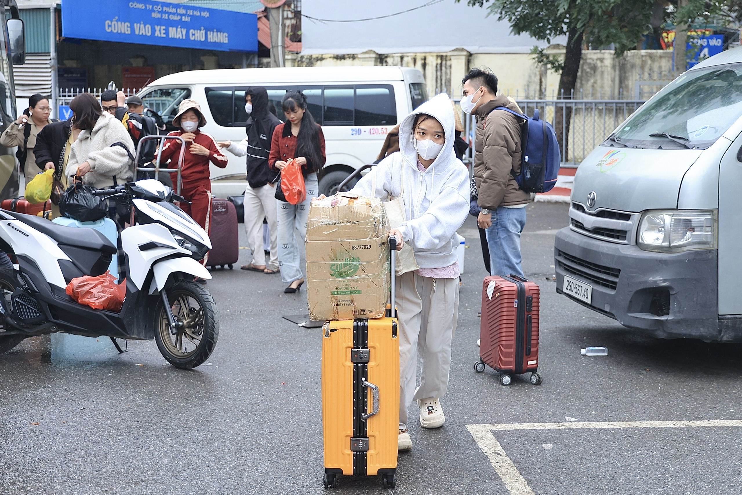 Người dân đội mưa gió hối hả trở lại Thủ đô chiều mùng 6 Tết- Ảnh 6. Người dân đội mưa gió hối hả trở lại Thủ đô chiều mùng 6 Tết- Ảnh 6.