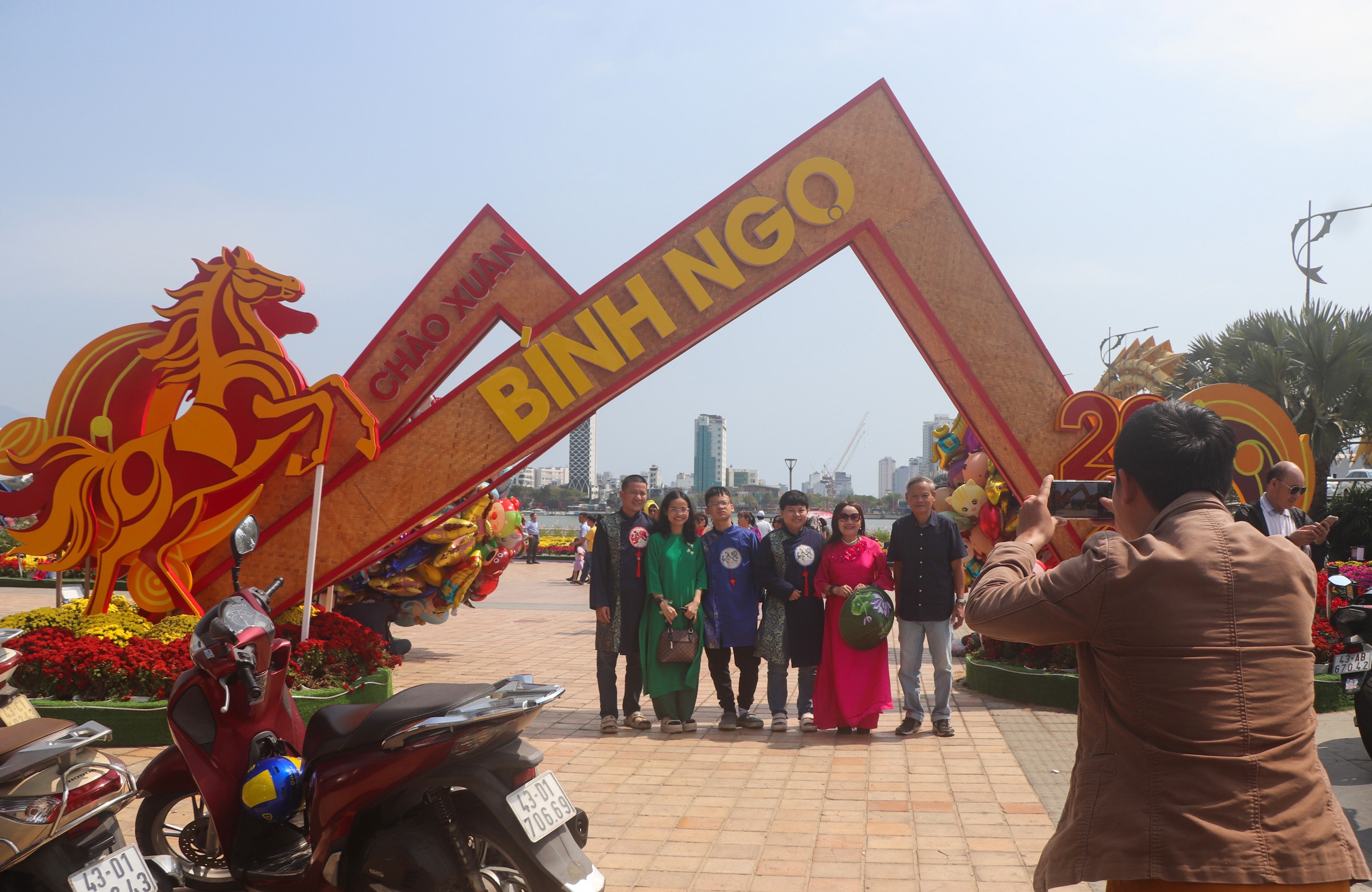 Du khách đến Đà Nẵng thích thú check-in cùng hai linh vật Kim Mã bên cầu Rồng- Ảnh 1. Du khách đến Đà Nẵng thích thú check-in cùng hai linh vật Kim Mã bên cầu Rồng- Ảnh 1.