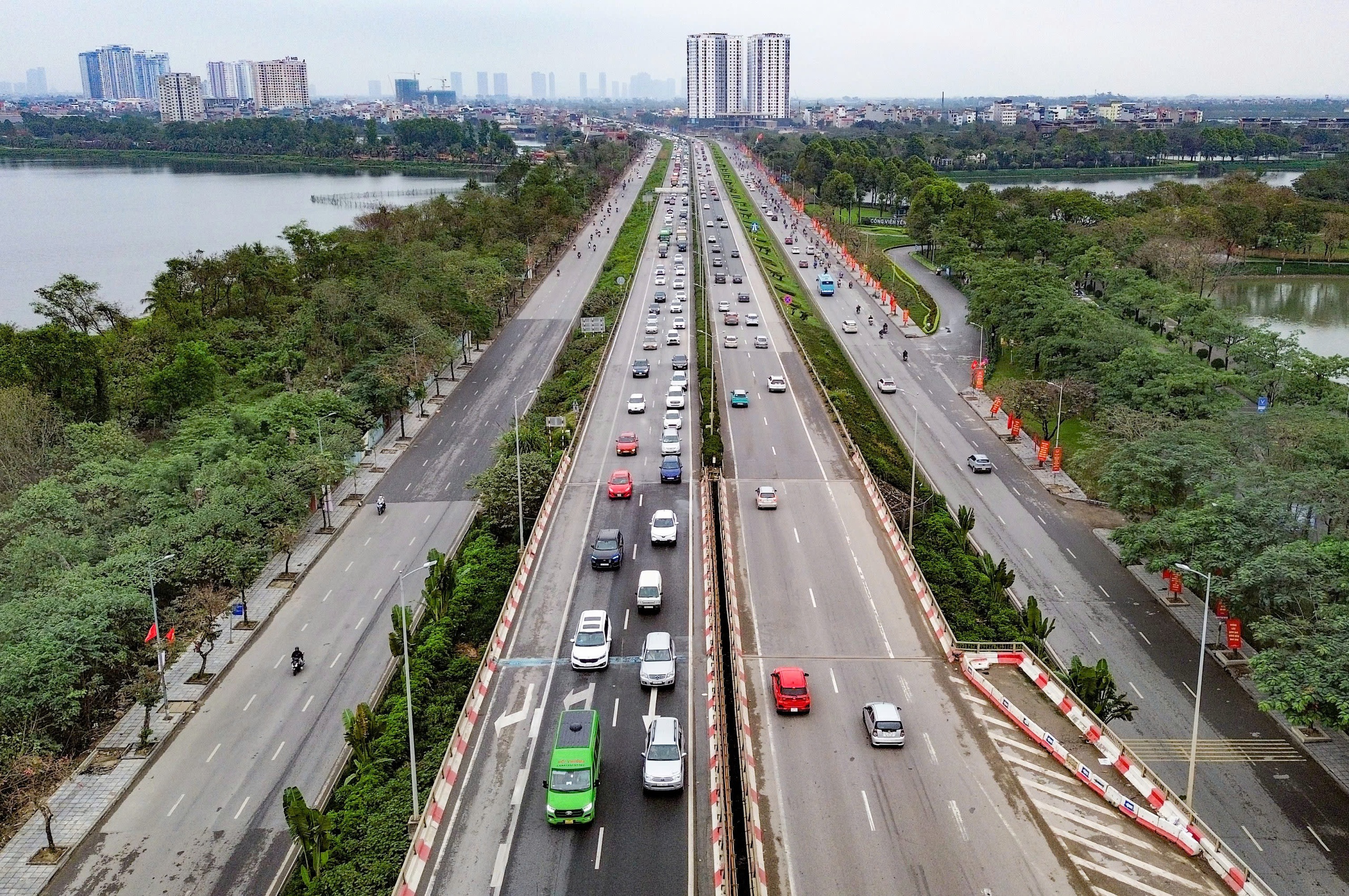 Dòng người đội mưa trở lại Hà Nội, cửa ngõ Thủ đô đông nghẹt chiều cuối nghỉ Tết- Ảnh 6. Dòng người đội mưa trở lại Hà Nội, cửa ngõ Thủ đô đông nghẹt chiều cuối nghỉ Tết- Ảnh 6.