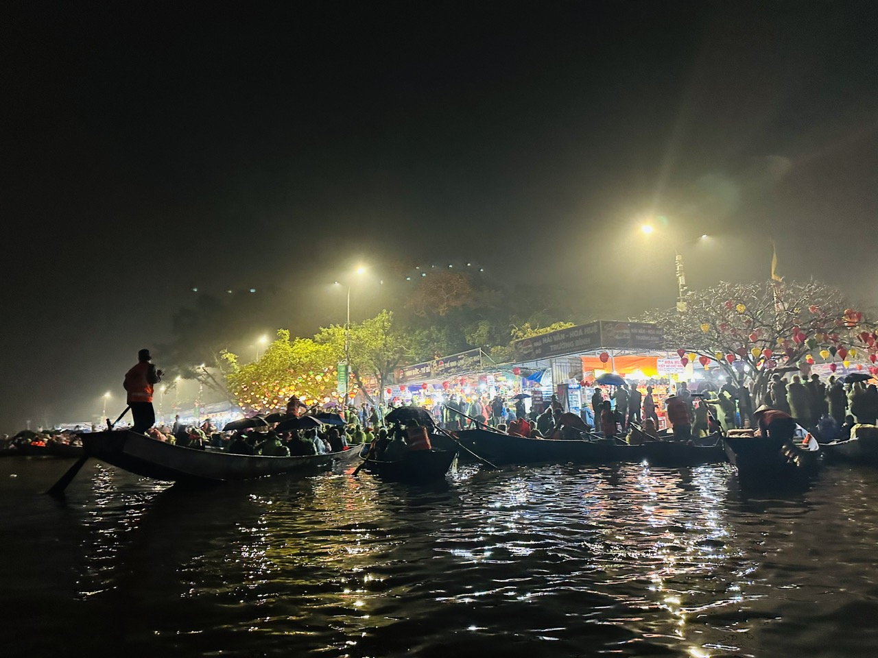 Du khách thập phương đổ về từ sớm tinh mơ ngày khai hội Chùa Hương 2026- Ảnh 2. Du khách thập phương đổ về từ sớm tinh mơ ngày khai hội Chùa Hương 2026- Ảnh 2.