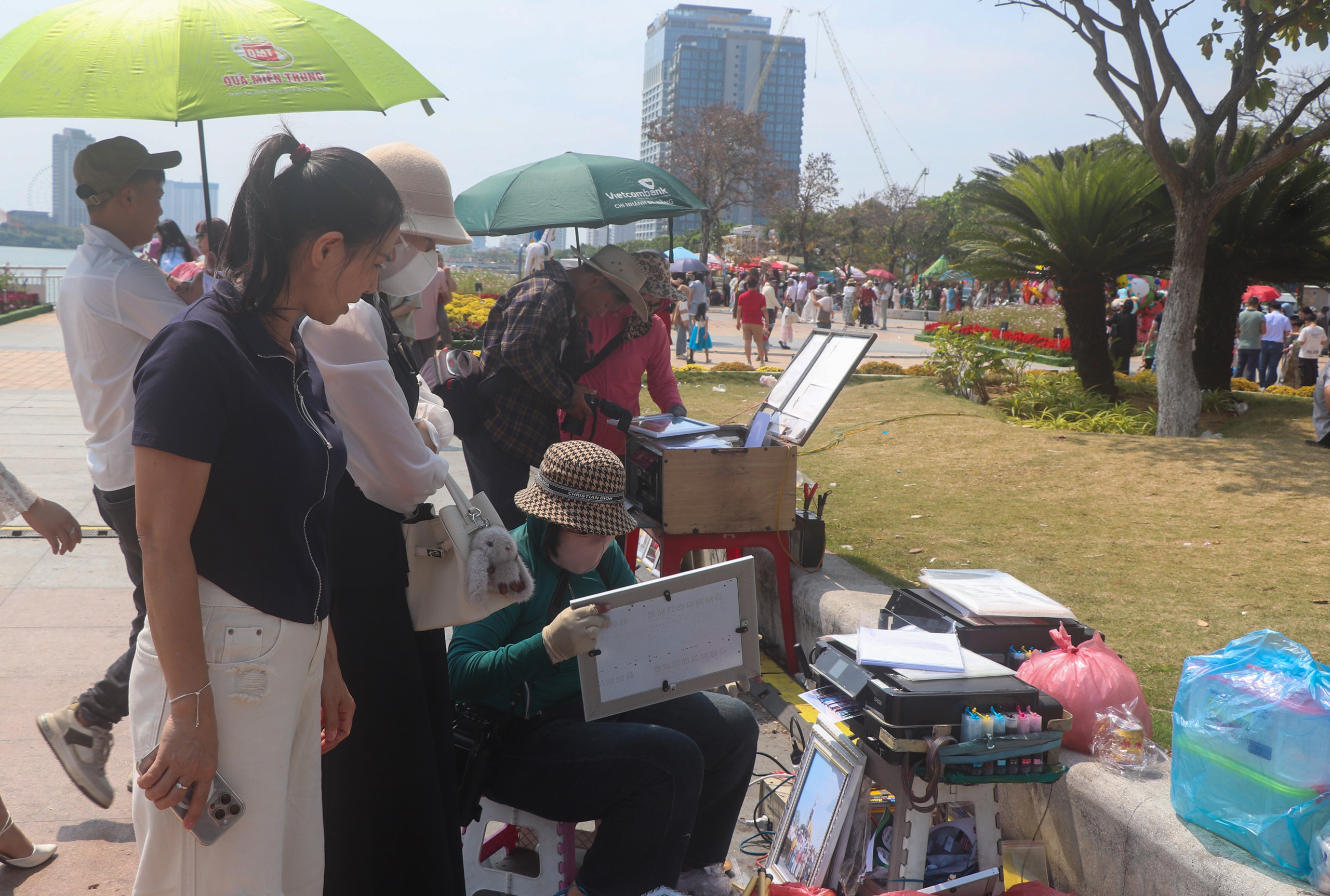 Du khách đến Đà Nẵng thích thú check-in cùng hai linh vật Kim Mã bên cầu Rồng- Ảnh 7. Du khách đến Đà Nẵng thích thú check-in cùng hai linh vật Kim Mã bên cầu Rồng- Ảnh 7.