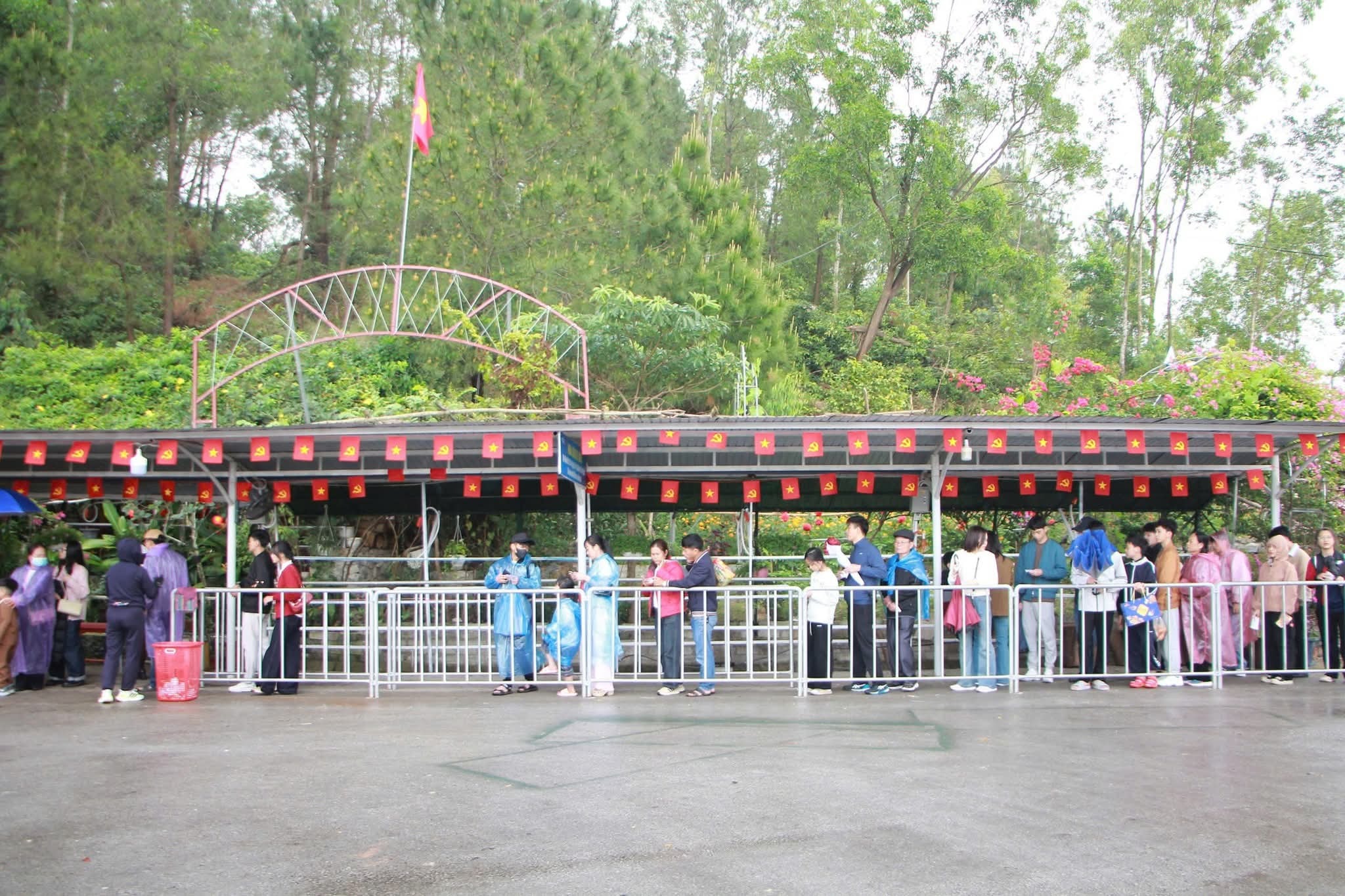 Hàng chục nghìn du khách trẩy hội tâm linh, trải nghiệm số giữa mùa lễ hội Tết tại Hà Tĩnh- Ảnh 3. Hàng chục nghìn du khách trẩy hội tâm linh, trải nghiệm số giữa mùa lễ hội Tết tại Hà Tĩnh- Ảnh 3.