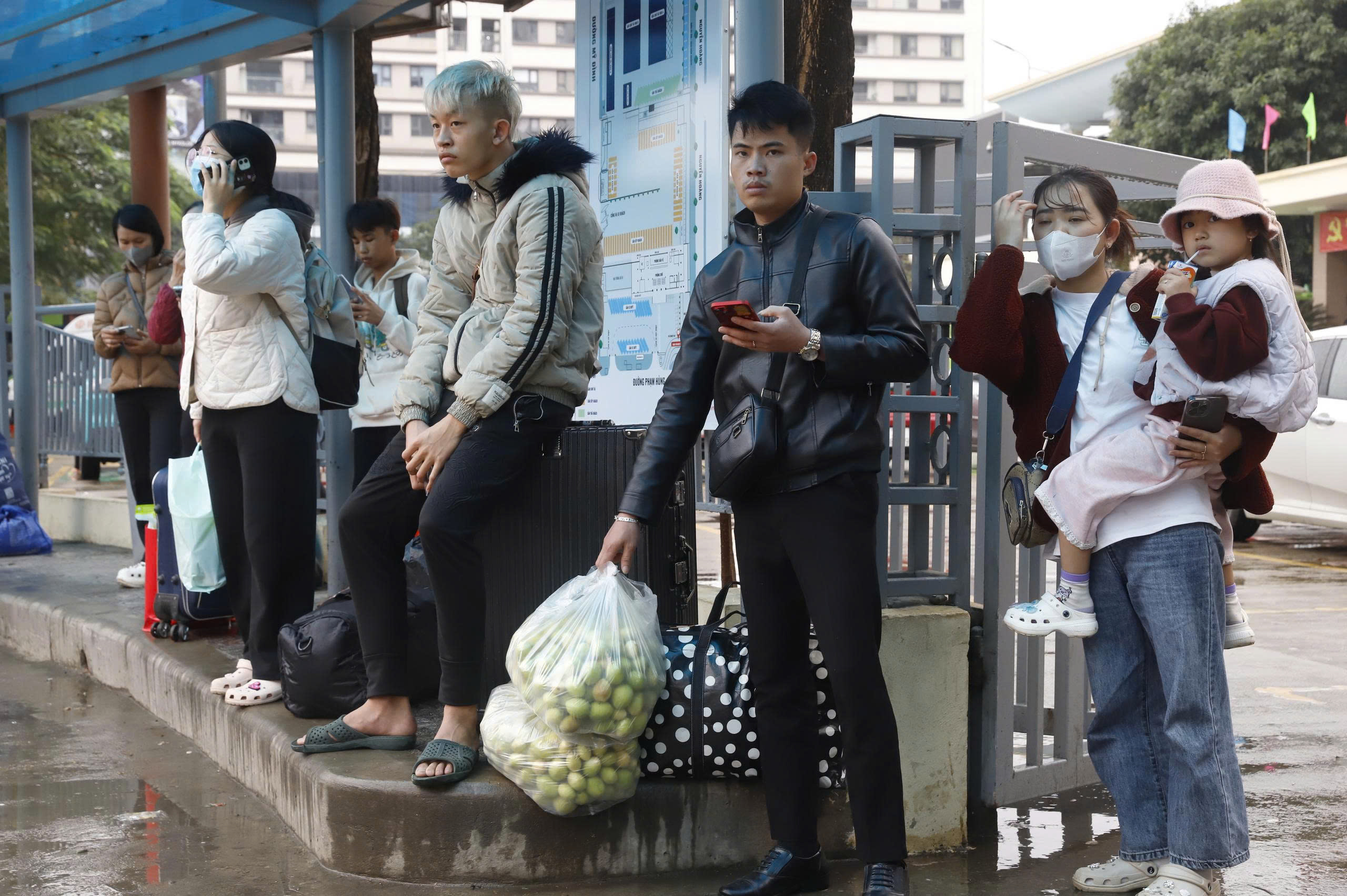 Người dân đội mưa gió hối hả trở lại Thủ đô chiều mùng 6 Tết- Ảnh 13. Người dân đội mưa gió hối hả trở lại Thủ đô chiều mùng 6 Tết- Ảnh 13.