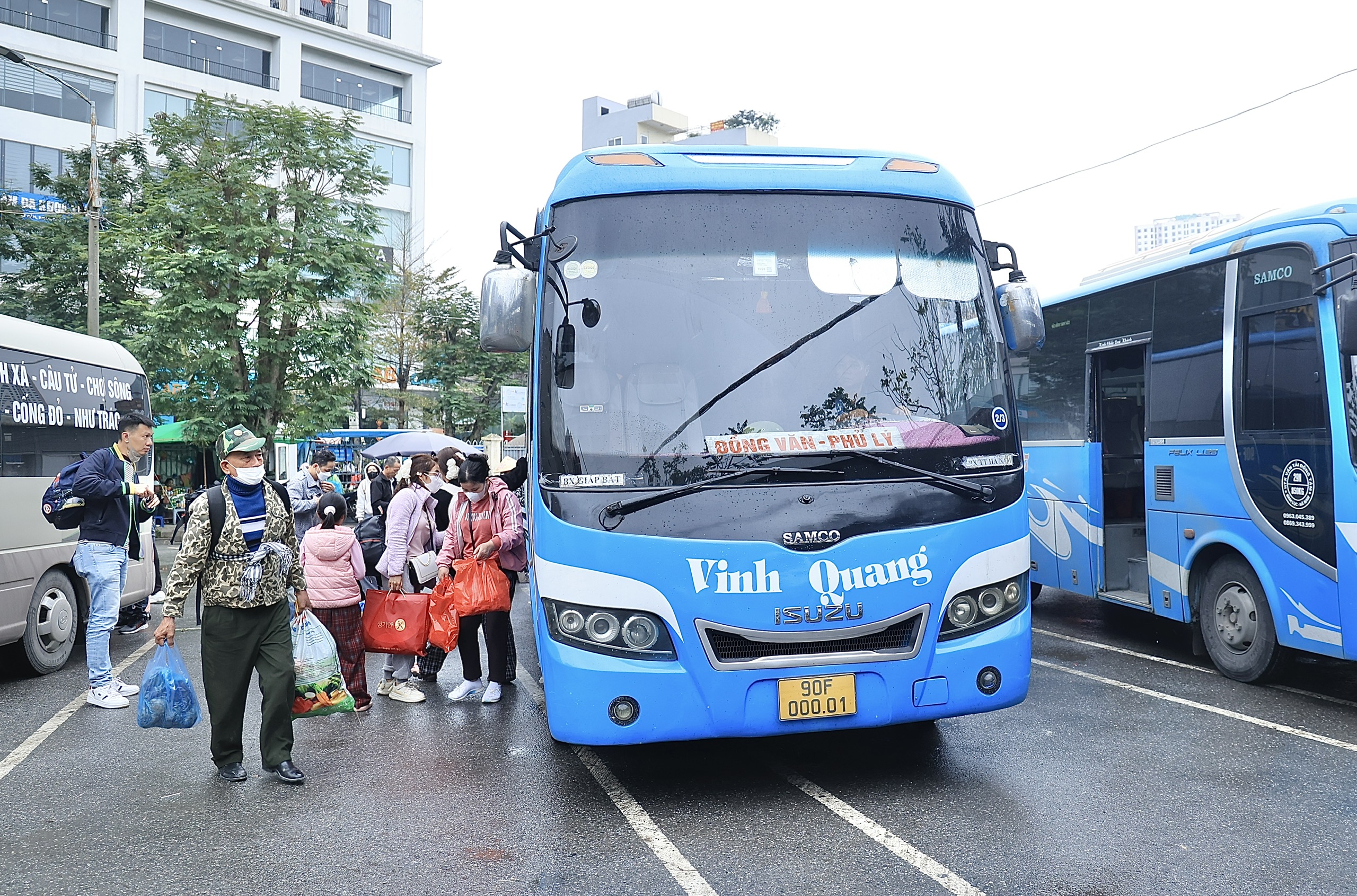 Người dân đội mưa gió hối hả trở lại Thủ đô chiều mùng 6 Tết- Ảnh 1. Người dân đội mưa gió hối hả trở lại Thủ đô chiều mùng 6 Tết- Ảnh 1.