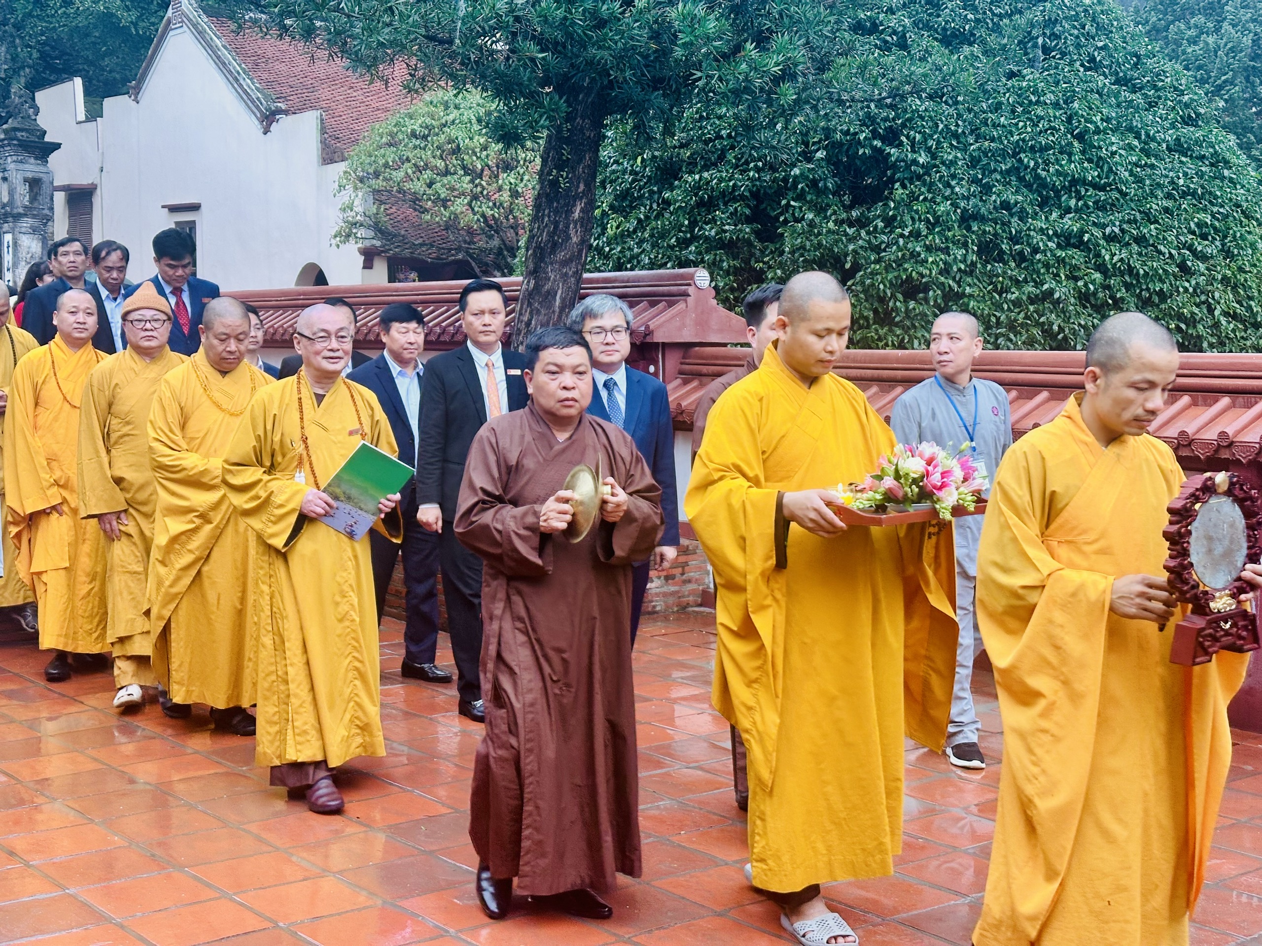 Du khách thập phương đổ về từ sớm tinh mơ ngày khai hội Chùa Hương 2026- Ảnh 1. Du khách thập phương đổ về từ sớm tinh mơ ngày khai hội Chùa Hương 2026- Ảnh 1.