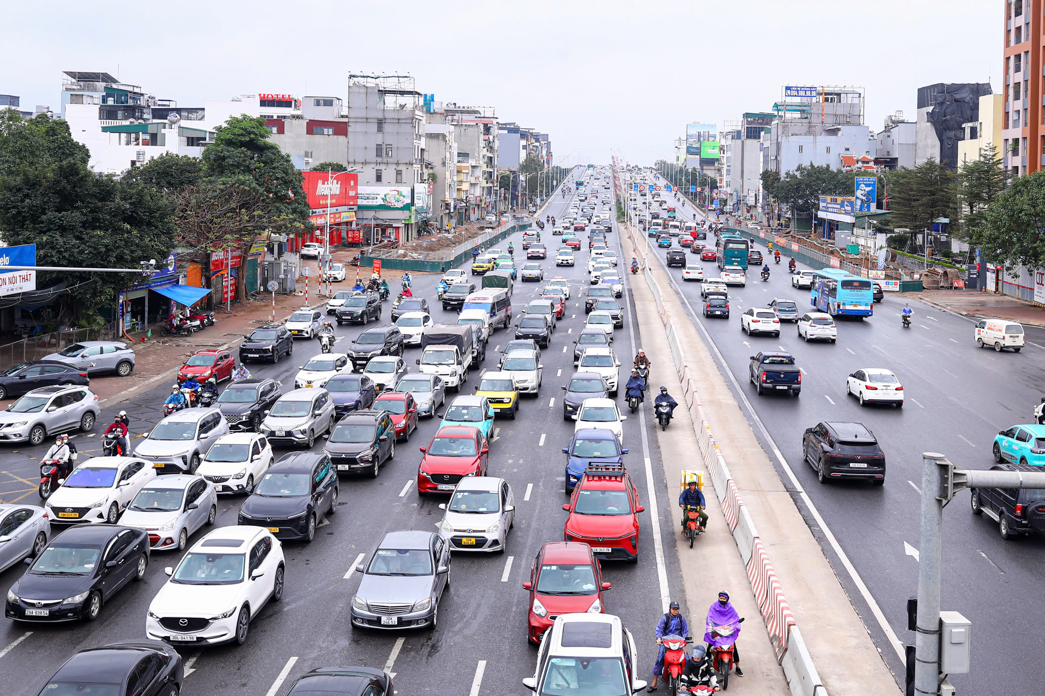 Dòng người đội mưa trở lại Hà Nội, cửa ngõ Thủ đô đông nghẹt chiều cuối nghỉ Tết- Ảnh 10. Dòng người đội mưa trở lại Hà Nội, cửa ngõ Thủ đô đông nghẹt chiều cuối nghỉ Tết- Ảnh 10.