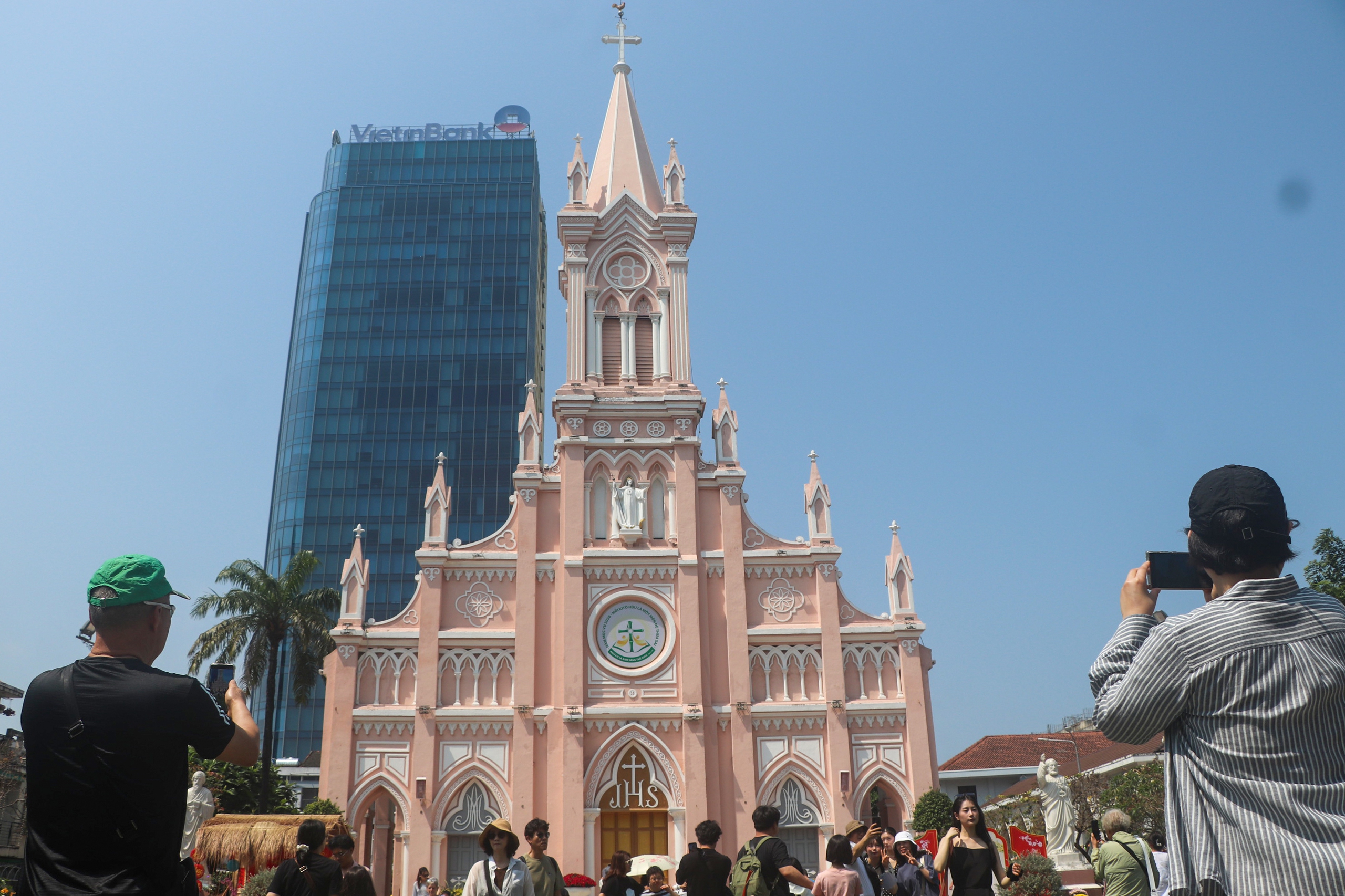 Du khách đến Đà Nẵng thích thú check-in cùng hai linh vật Kim Mã bên cầu Rồng- Ảnh 9. Du khách đến Đà Nẵng thích thú check-in cùng hai linh vật Kim Mã bên cầu Rồng- Ảnh 9.