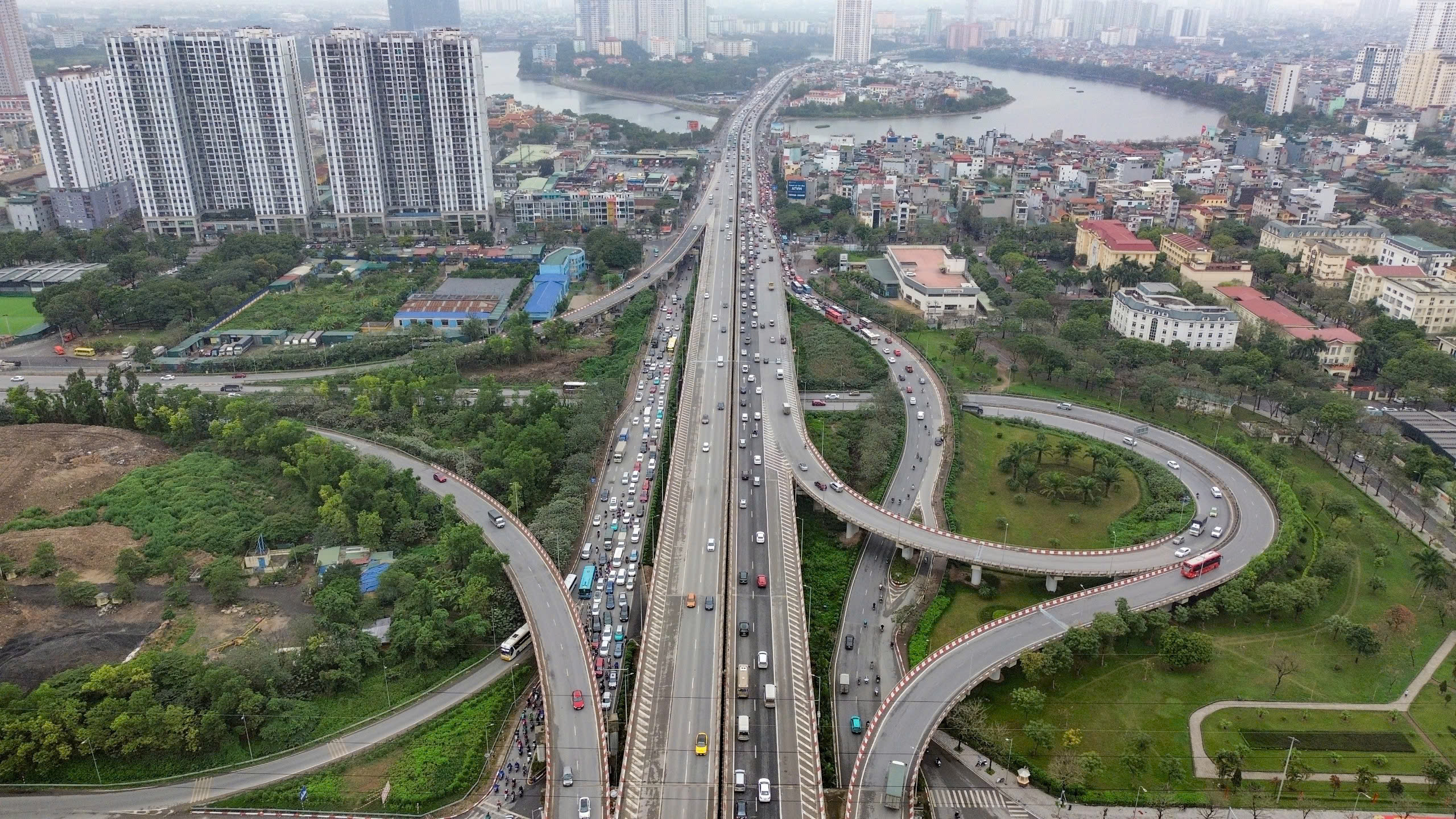 Dòng người đội mưa trở lại Hà Nội, cửa ngõ Thủ đô đông nghẹt chiều cuối nghỉ Tết- Ảnh 1. Dòng người đội mưa trở lại Hà Nội, cửa ngõ Thủ đô đông nghẹt chiều cuối nghỉ Tết- Ảnh 1.